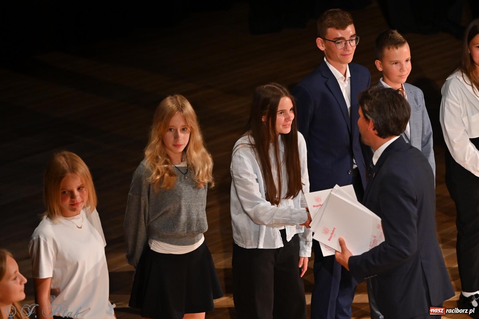Zdjęcie w galerii na portalu naszraciborz.pl: Prymusi raciborskich szkół odebrali stypendia i gratulacje [FOTO] wiadomości z regionu