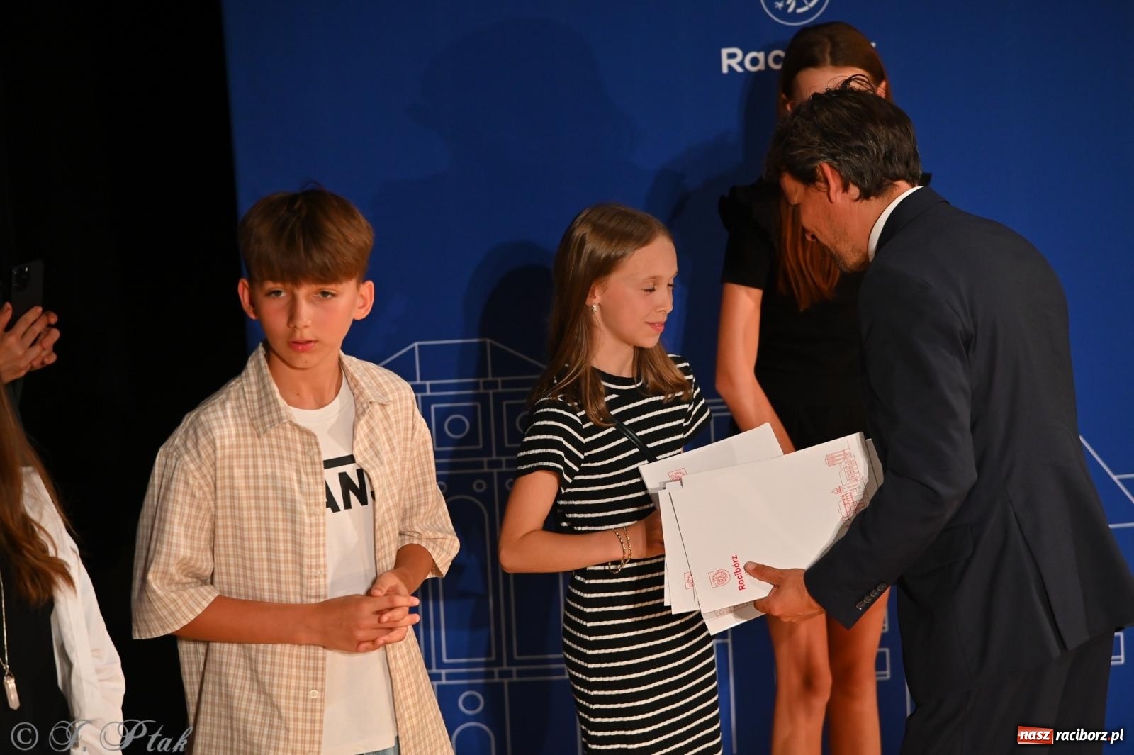 Zdjęcie w galerii na portalu naszraciborz.pl: Prymusi raciborskich szkół odebrali stypendia i gratulacje [FOTO] wiadomości z regionu