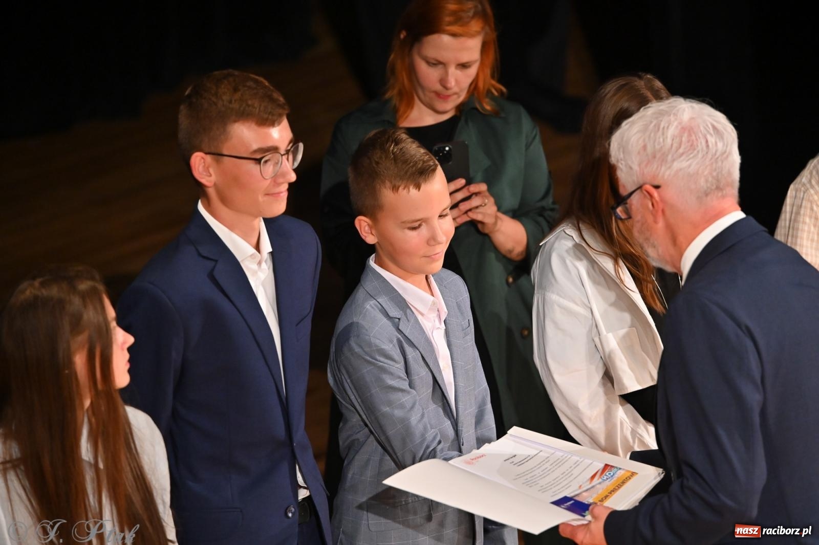 Zdjęcie w galerii na portalu naszraciborz.pl: Prymusi raciborskich szkół odebrali stypendia i gratulacje [FOTO] wiadomości z regionu