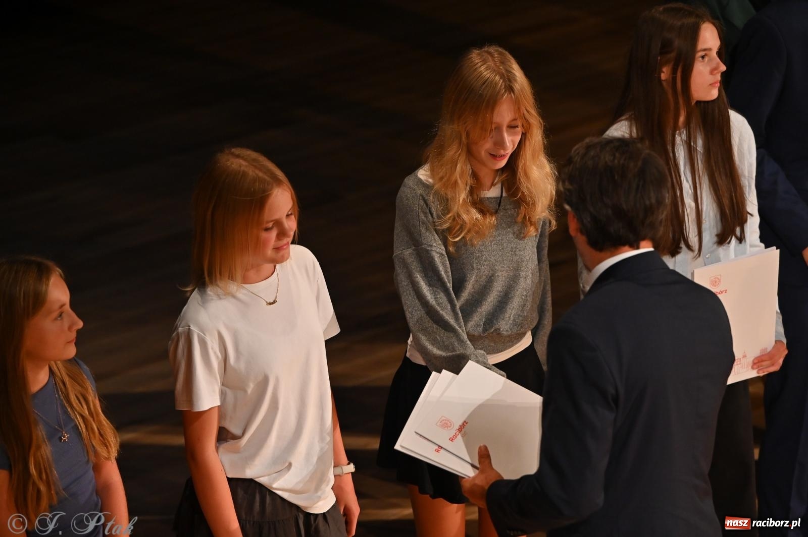 Zdjęcie w galerii na portalu naszraciborz.pl: Prymusi raciborskich szkół odebrali stypendia i gratulacje [FOTO] wiadomości z regionu