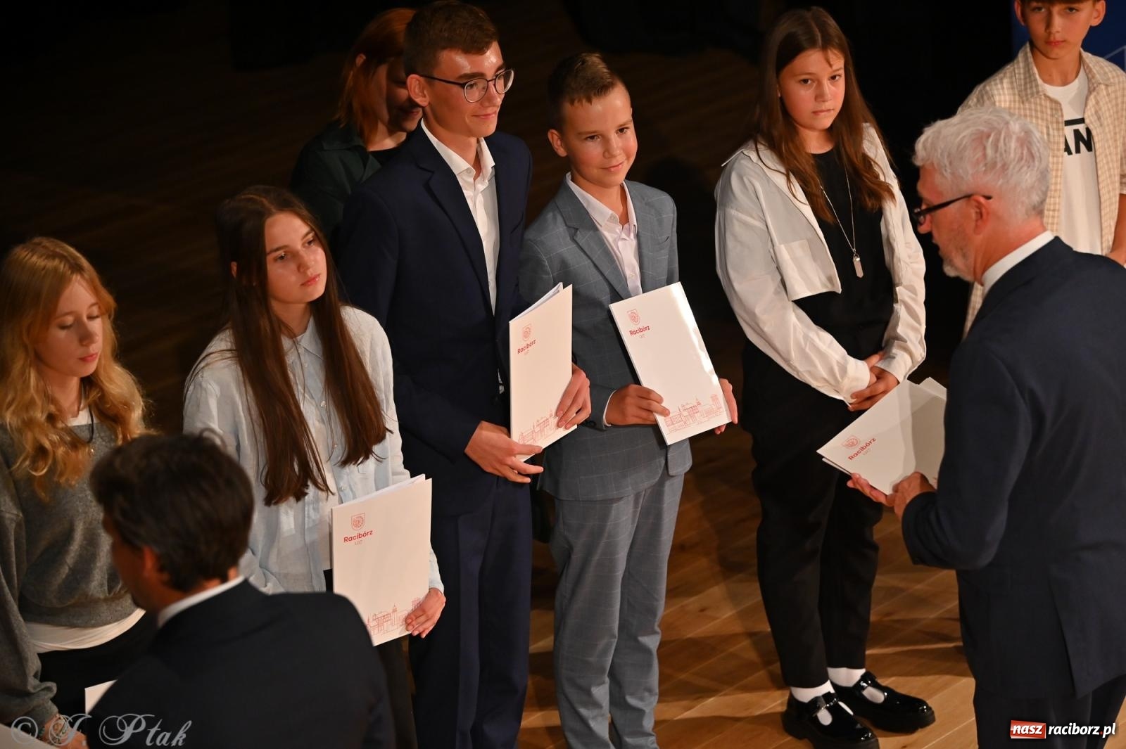 Zdjęcie w galerii na portalu naszraciborz.pl: Prymusi raciborskich szkół odebrali stypendia i gratulacje [FOTO] wiadomości z regionu