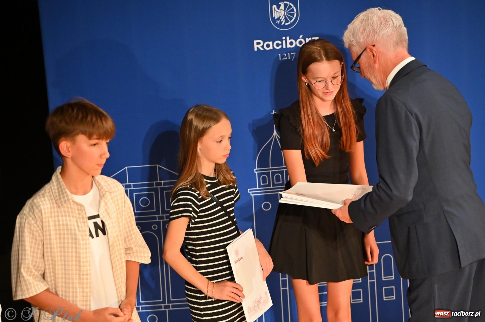 Zdjęcie w galerii na portalu naszraciborz.pl: Prymusi raciborskich szkół odebrali stypendia i gratulacje [FOTO] wiadomości z regionu