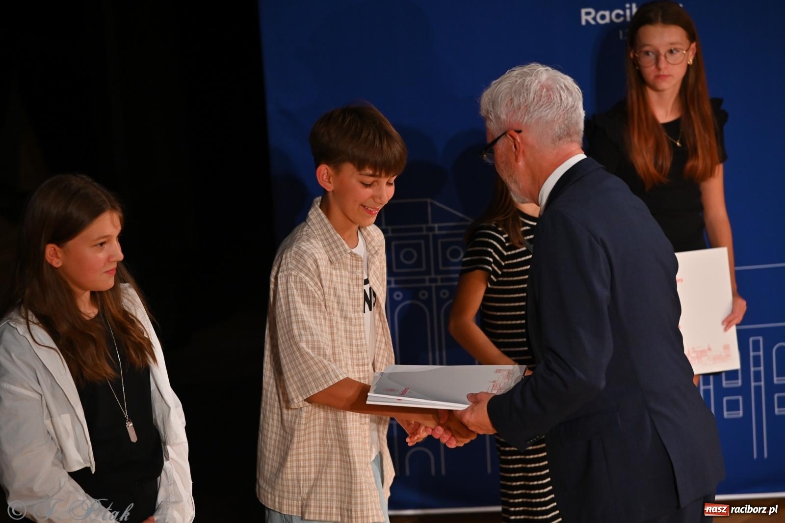 Zdjęcie w galerii na portalu naszraciborz.pl: Prymusi raciborskich szkół odebrali stypendia i gratulacje [FOTO] wiadomości z regionu