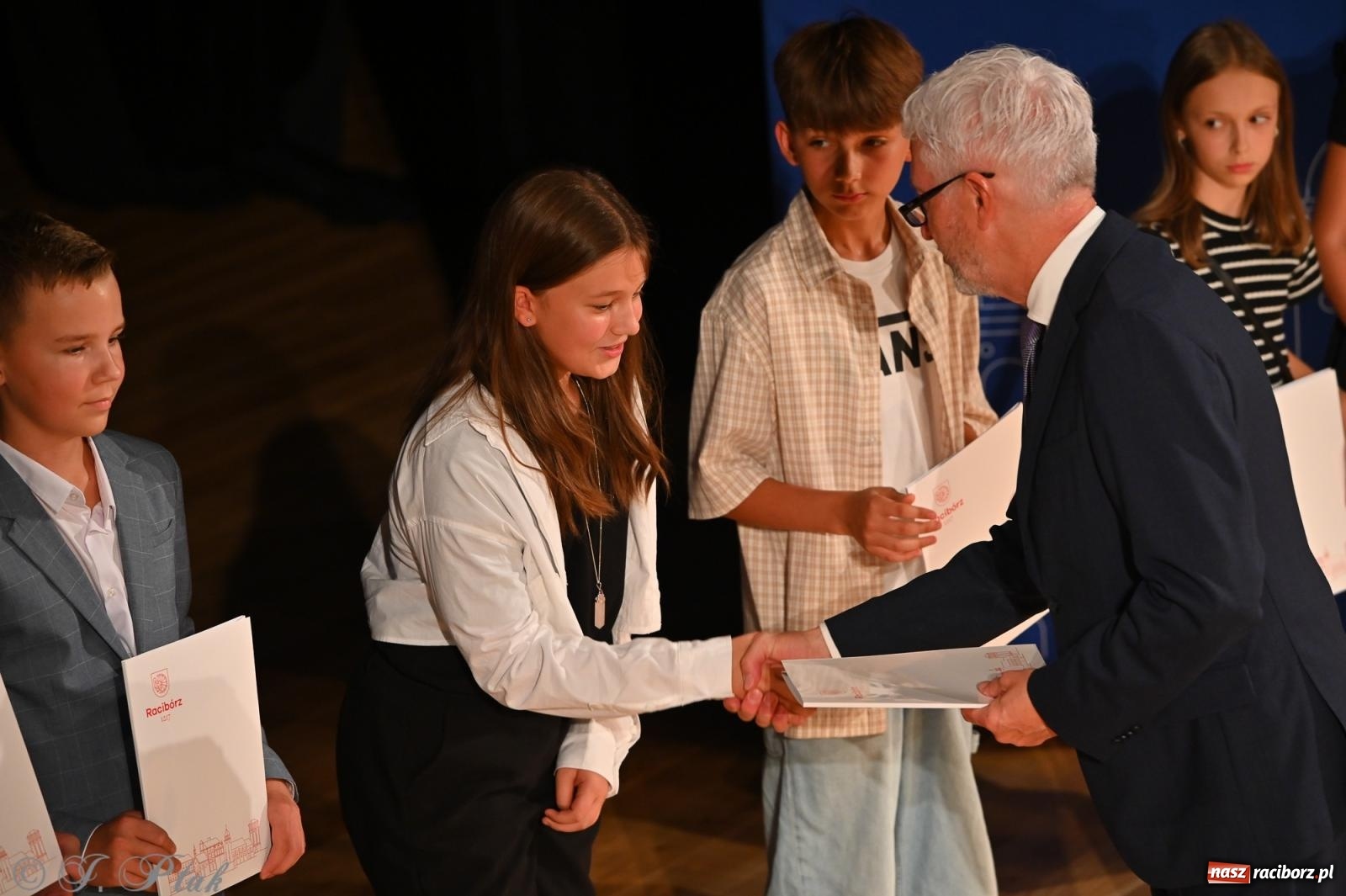 Zdjęcie w galerii na portalu naszraciborz.pl: Prymusi raciborskich szkół odebrali stypendia i gratulacje [FOTO] wiadomości z regionu