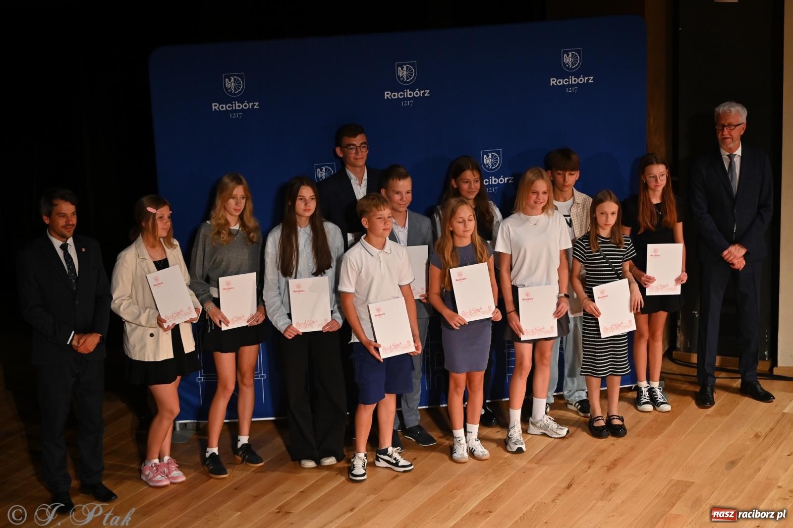 Zdjęcie w galerii na portalu naszraciborz.pl: Prymusi raciborskich szkół odebrali stypendia i gratulacje [FOTO] wiadomości z regionu
