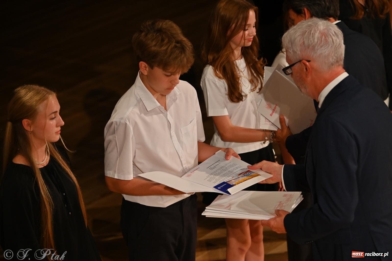 Zdjęcie w galerii na portalu naszraciborz.pl: Prymusi raciborskich szkół odebrali stypendia i gratulacje [FOTO] wiadomości z regionu