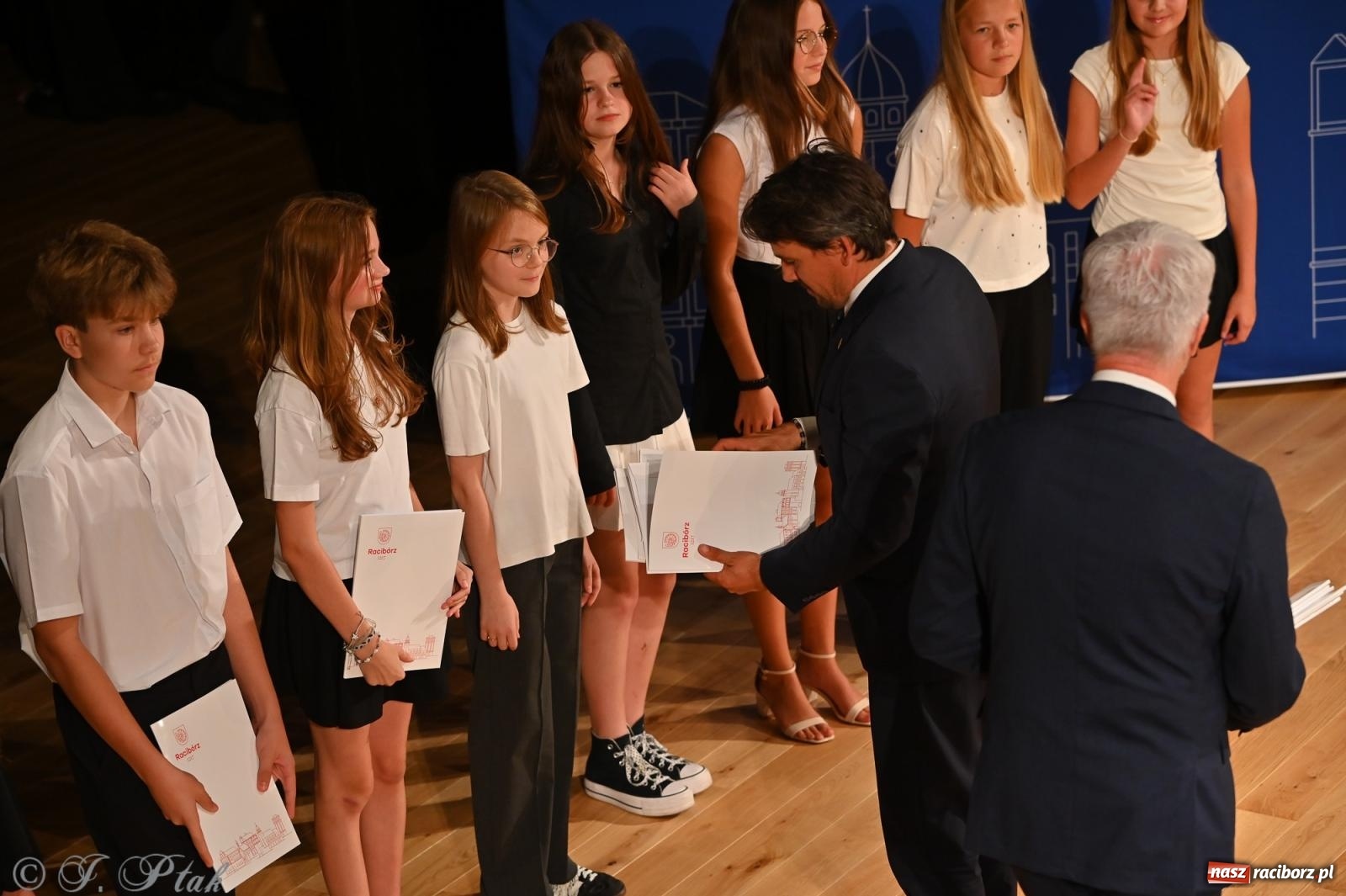 Zdjęcie w galerii na portalu naszraciborz.pl: Prymusi raciborskich szkół odebrali stypendia i gratulacje [FOTO] wiadomości z regionu