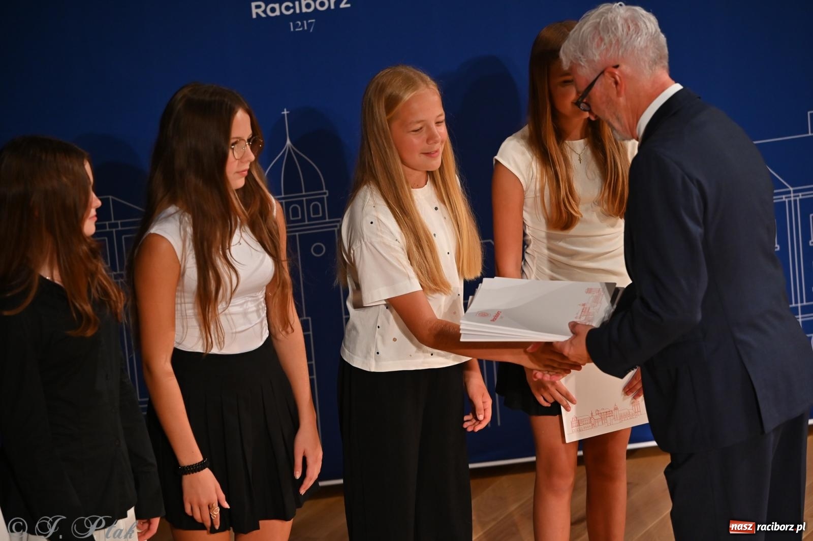 Zdjęcie w galerii na portalu naszraciborz.pl: Prymusi raciborskich szkół odebrali stypendia i gratulacje [FOTO] wiadomości z regionu