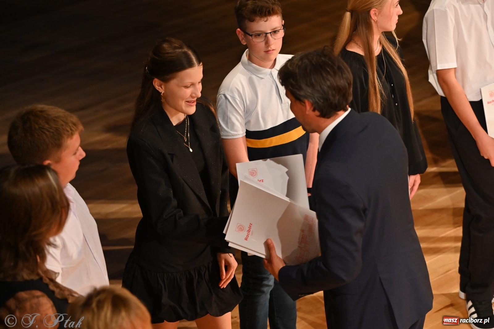 Zdjęcie w galerii na portalu naszraciborz.pl: Prymusi raciborskich szkół odebrali stypendia i gratulacje [FOTO] wiadomości z regionu