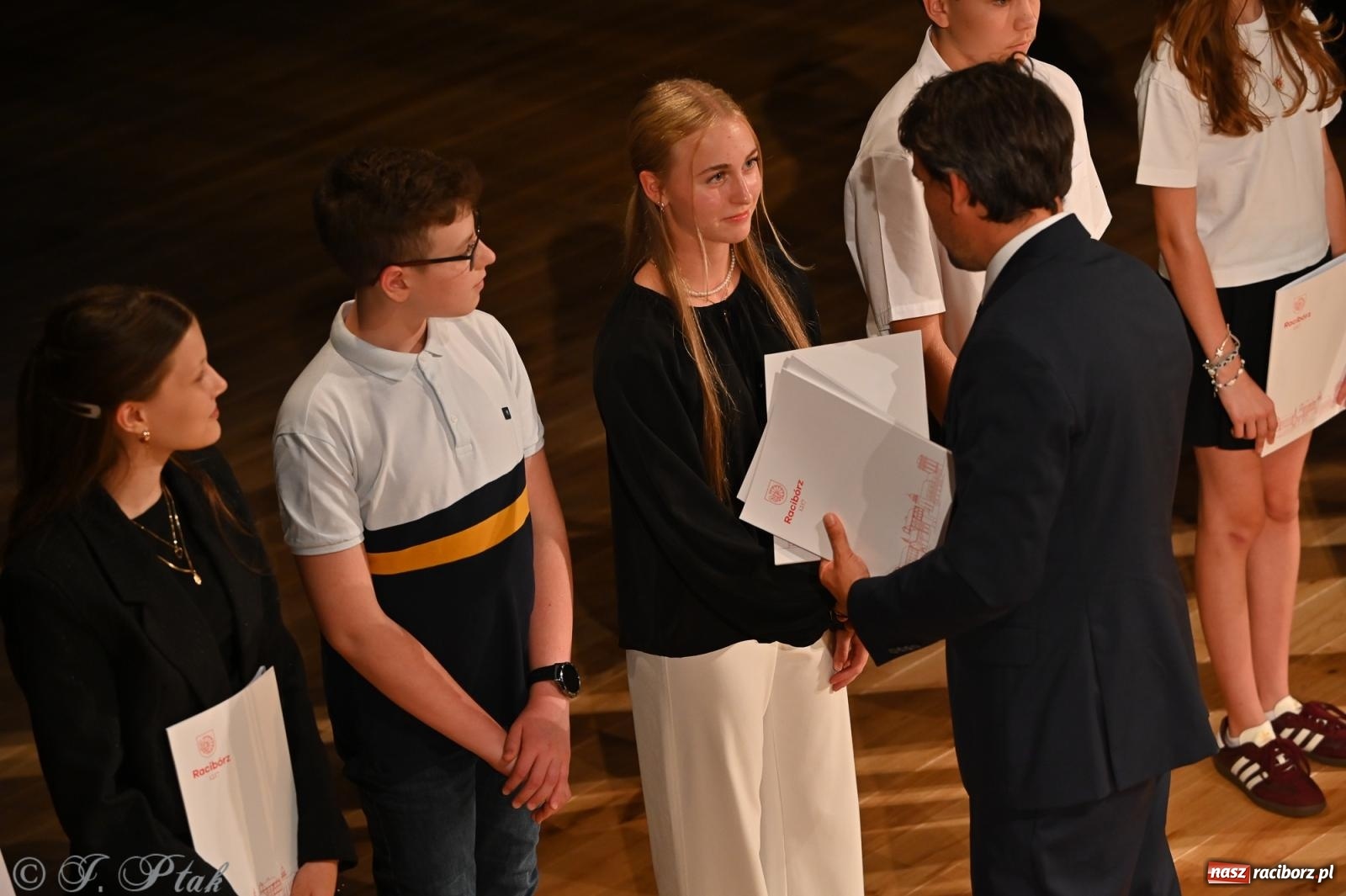 Zdjęcie w galerii na portalu naszraciborz.pl: Prymusi raciborskich szkół odebrali stypendia i gratulacje [FOTO] wiadomości z regionu