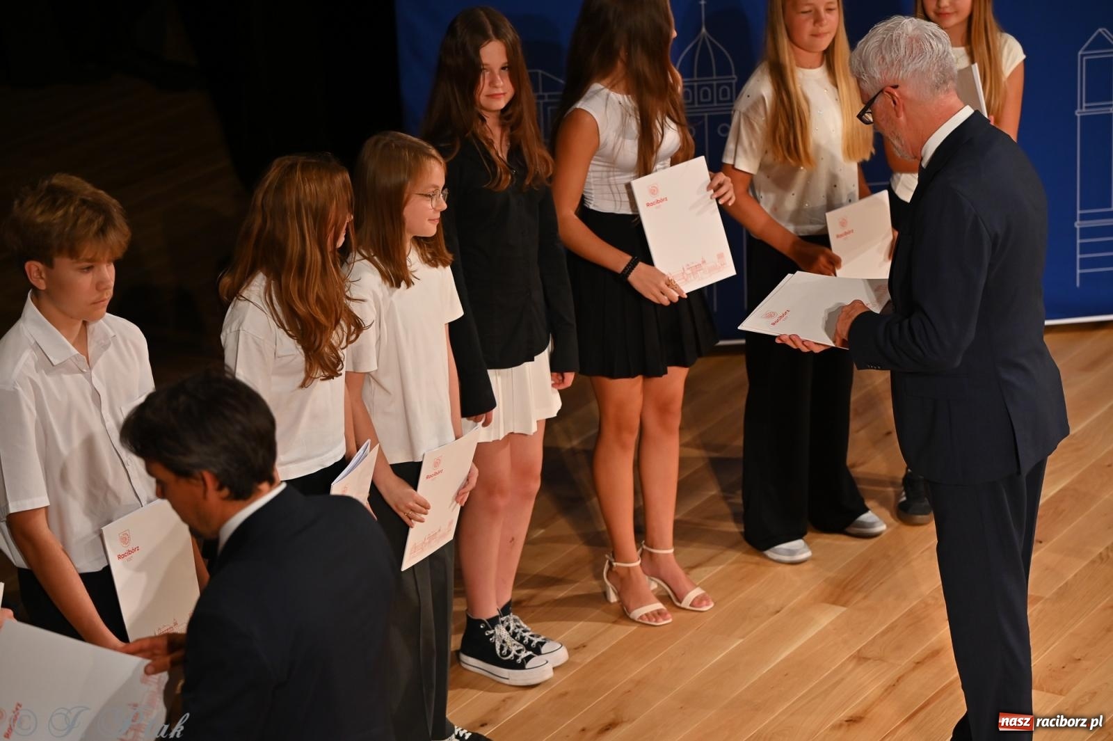 Zdjęcie w galerii na portalu naszraciborz.pl: Prymusi raciborskich szkół odebrali stypendia i gratulacje [FOTO] wiadomości z regionu