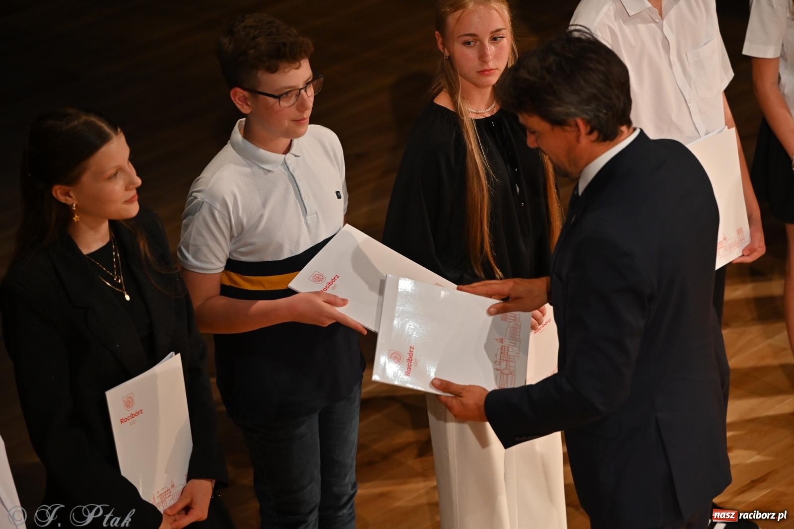 Zdjęcie w galerii na portalu naszraciborz.pl: Prymusi raciborskich szkół odebrali stypendia i gratulacje [FOTO] wiadomości z regionu