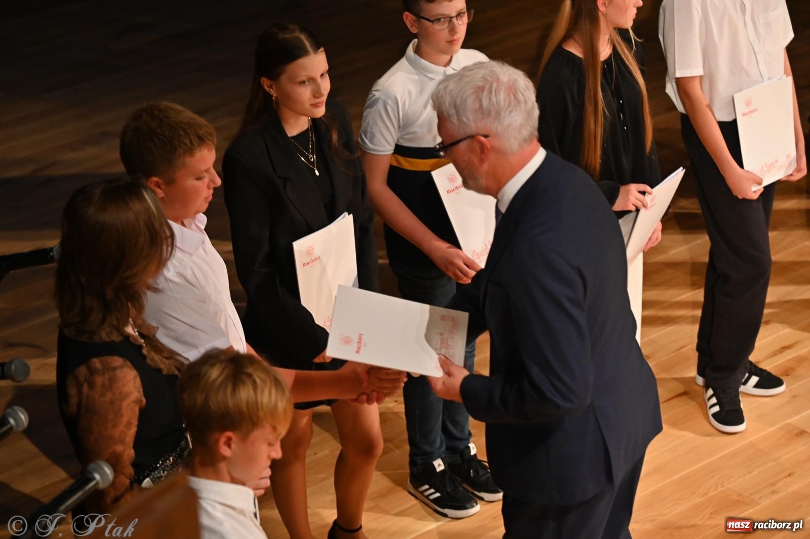 Zdjęcie w galerii na portalu naszraciborz.pl: Prymusi raciborskich szkół odebrali stypendia i gratulacje [FOTO] wiadomości z regionu