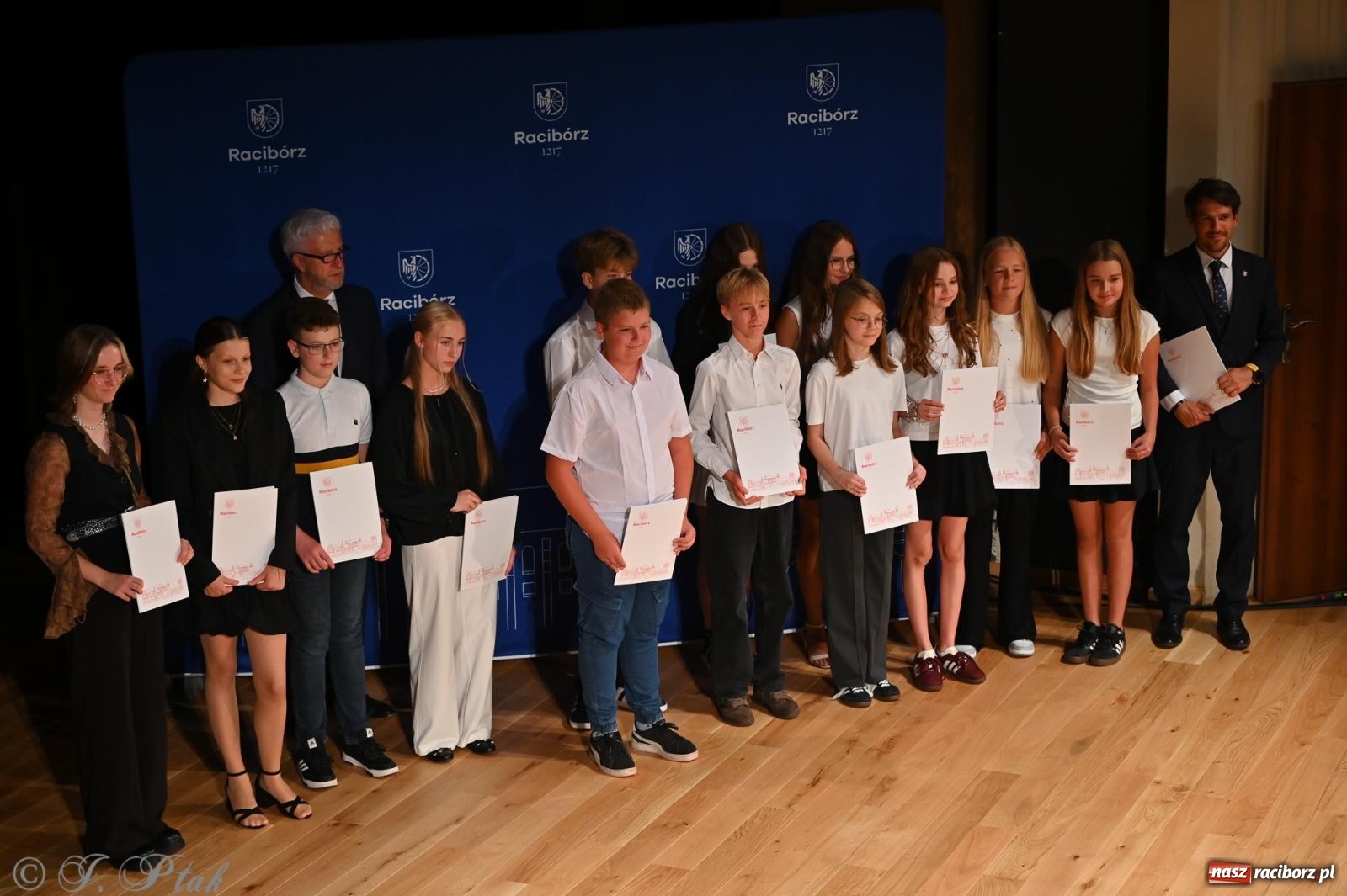 Zdjęcie w galerii na portalu naszraciborz.pl: Prymusi raciborskich szkół odebrali stypendia i gratulacje [FOTO] wiadomości z regionu