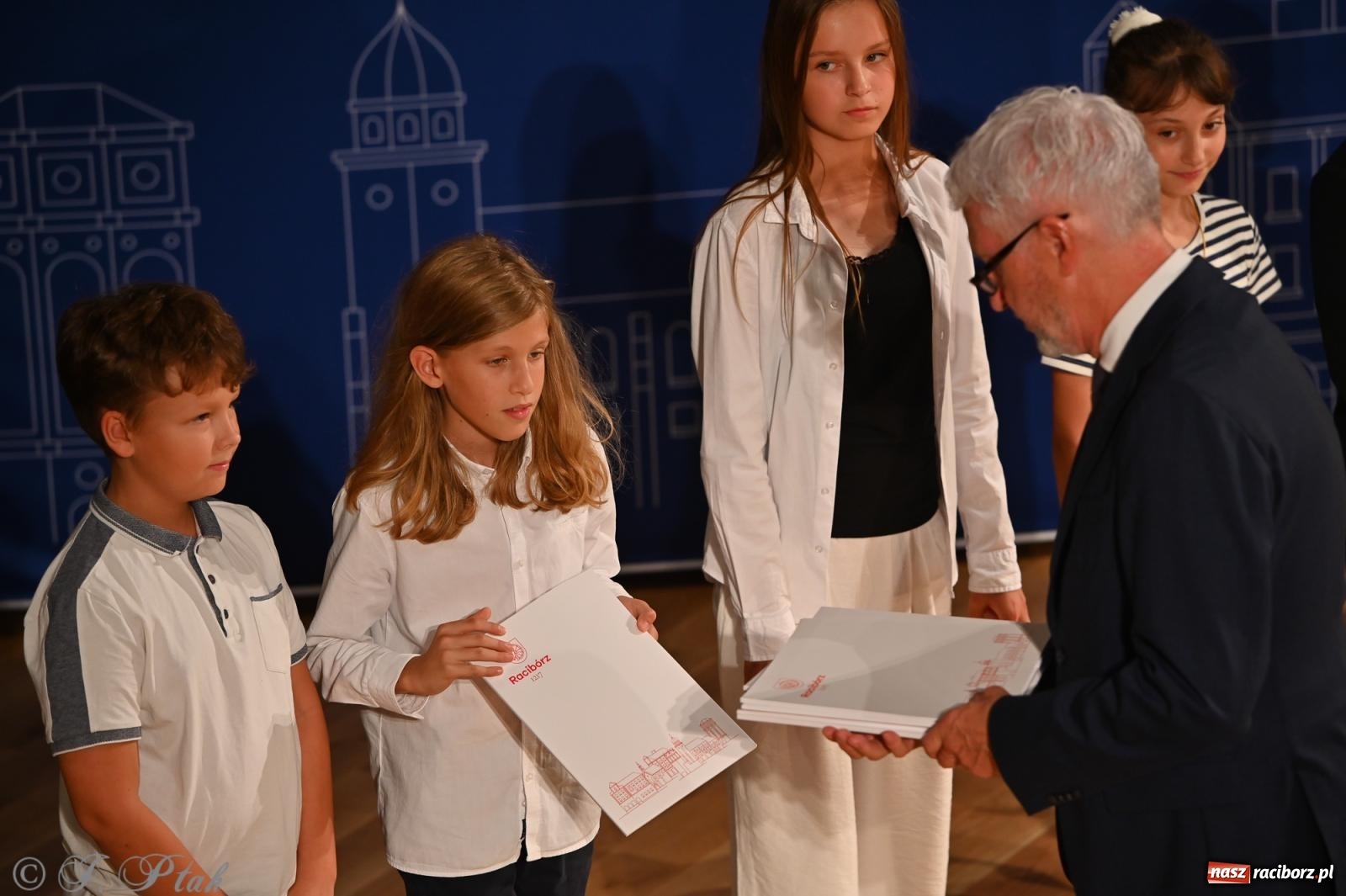 Zdjęcie w galerii na portalu naszraciborz.pl: Prymusi raciborskich szkół odebrali stypendia i gratulacje [FOTO] wiadomości z regionu