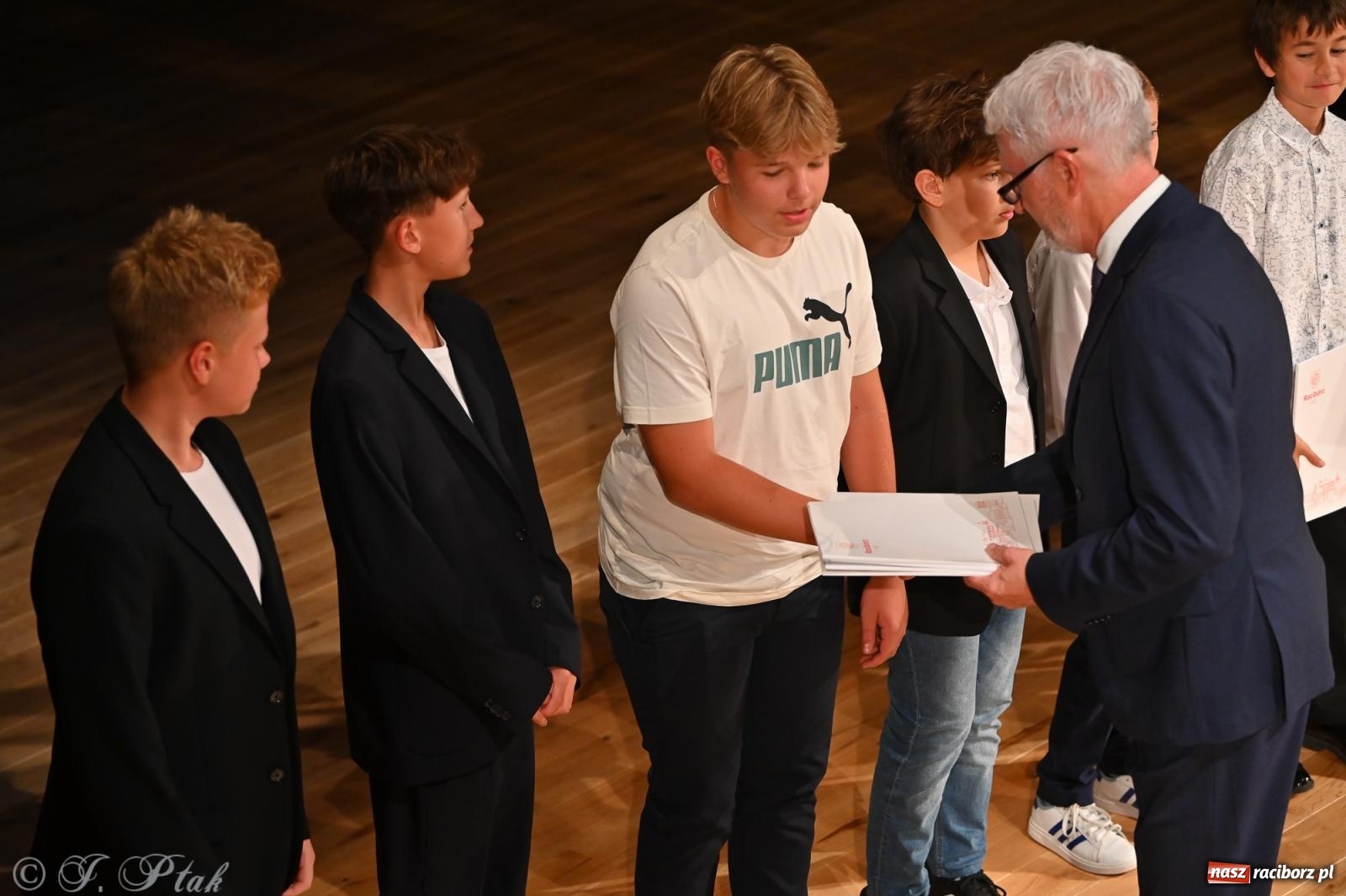 Zdjęcie w galerii na portalu naszraciborz.pl: Prymusi raciborskich szkół odebrali stypendia i gratulacje [FOTO] wiadomości z regionu