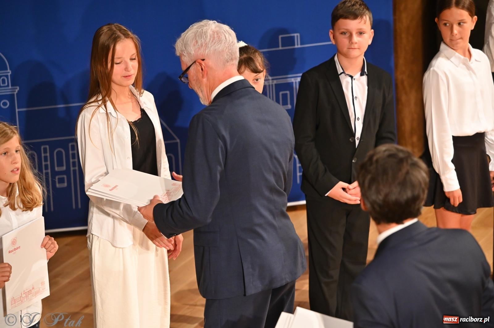 Zdjęcie w galerii na portalu naszraciborz.pl: Prymusi raciborskich szkół odebrali stypendia i gratulacje [FOTO] wiadomości z regionu