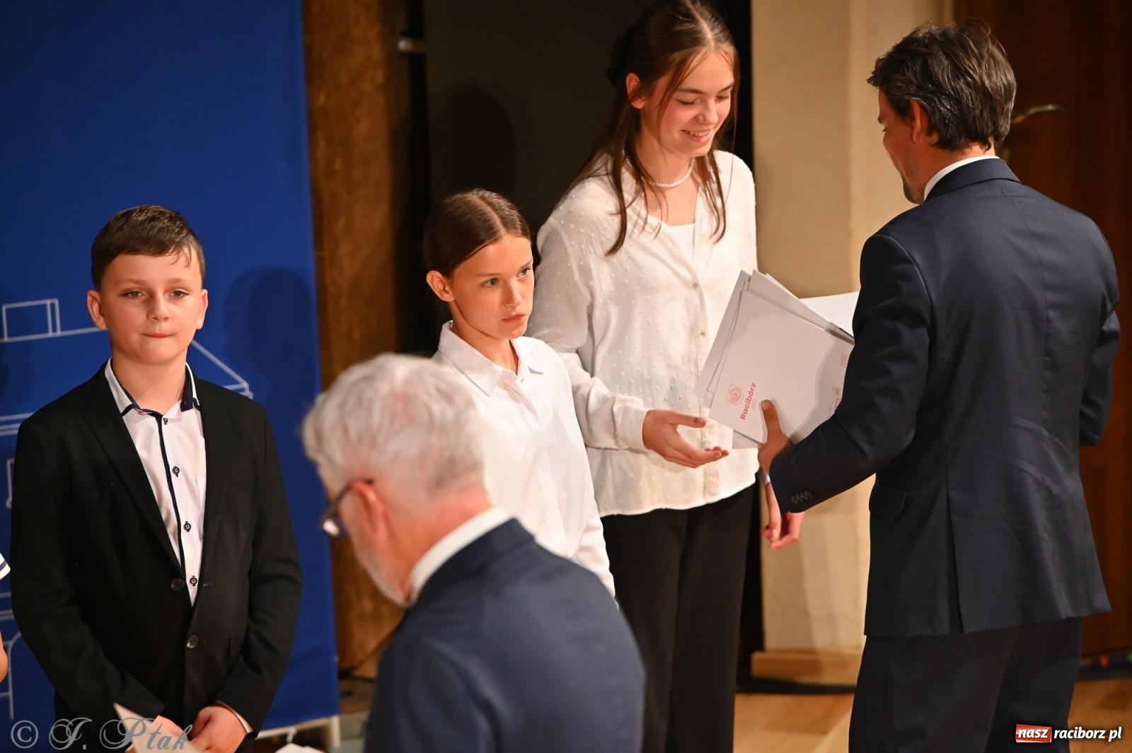 Zdjęcie w galerii na portalu naszraciborz.pl: Prymusi raciborskich szkół odebrali stypendia i gratulacje [FOTO] wiadomości z regionu