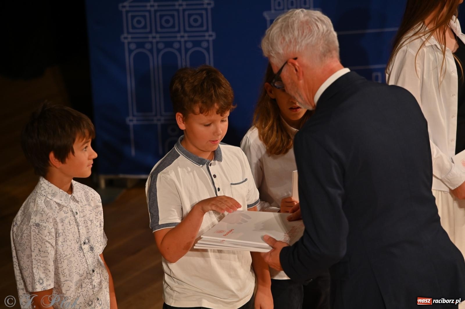 Zdjęcie w galerii na portalu naszraciborz.pl: Prymusi raciborskich szkół odebrali stypendia i gratulacje [FOTO] wiadomości z regionu