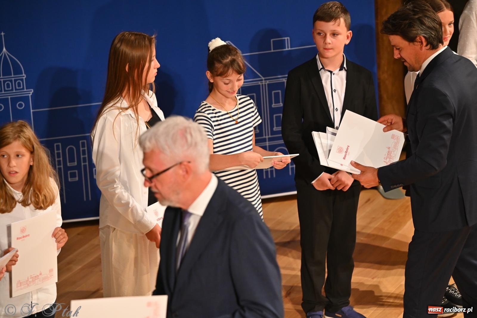 Zdjęcie w galerii na portalu naszraciborz.pl: Prymusi raciborskich szkół odebrali stypendia i gratulacje [FOTO] wiadomości z regionu