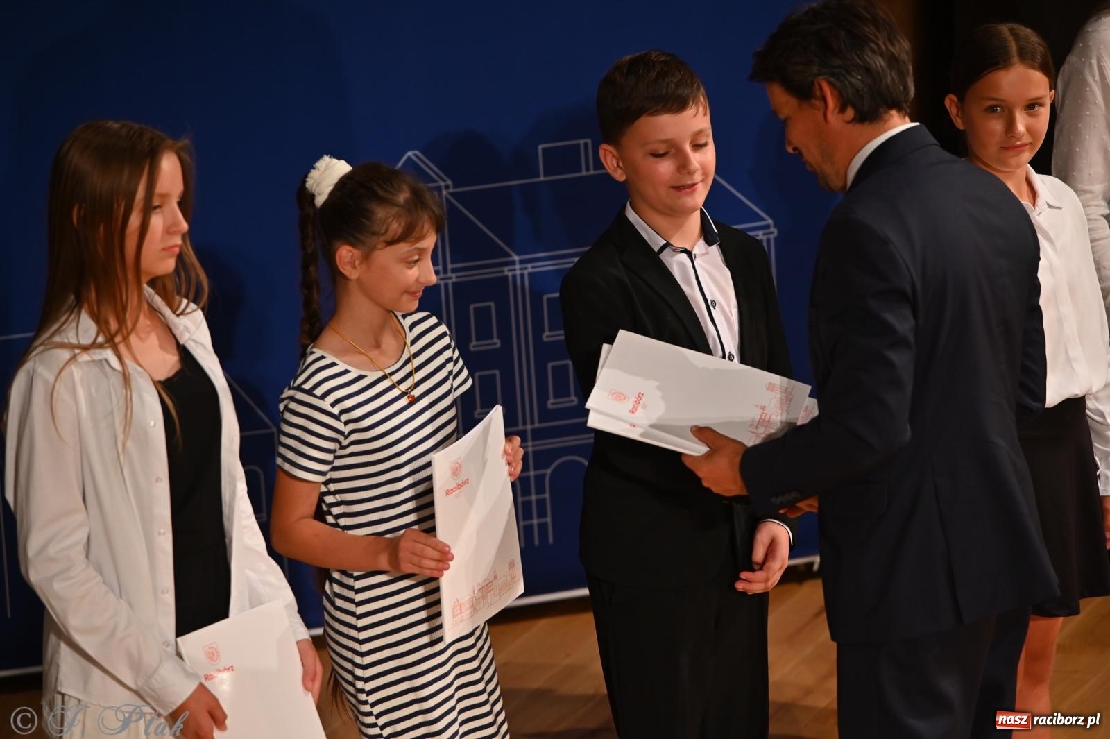 Zdjęcie w galerii na portalu naszraciborz.pl: Prymusi raciborskich szkół odebrali stypendia i gratulacje [FOTO] wiadomości z regionu