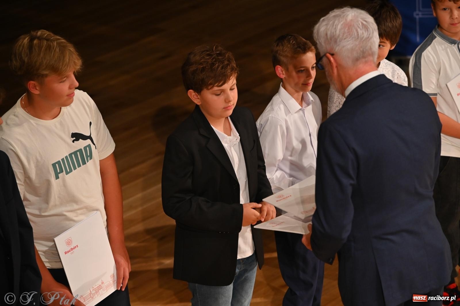 Zdjęcie w galerii na portalu naszraciborz.pl: Prymusi raciborskich szkół odebrali stypendia i gratulacje [FOTO] wiadomości z regionu