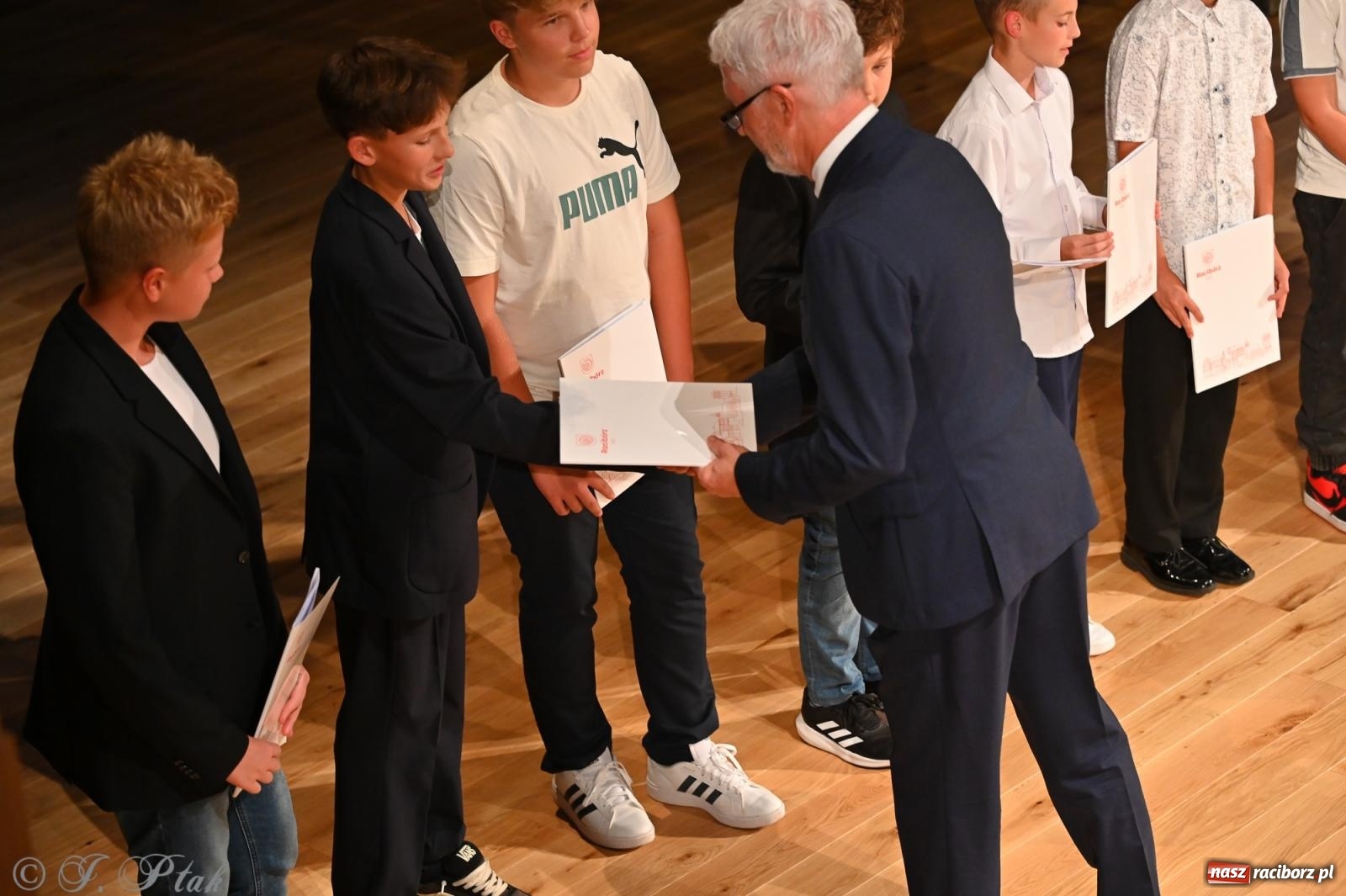 Zdjęcie w galerii na portalu naszraciborz.pl: Prymusi raciborskich szkół odebrali stypendia i gratulacje [FOTO] wiadomości z regionu