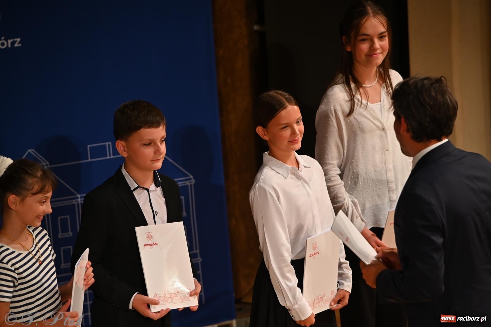 Zdjęcie w galerii na portalu naszraciborz.pl: Prymusi raciborskich szkół odebrali stypendia i gratulacje [FOTO] wiadomości z regionu