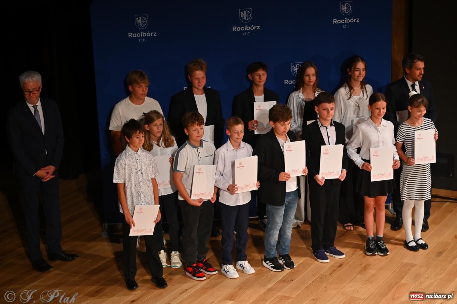Zdjęcie w galerii na portalu naszraciborz.pl: Prymusi raciborskich szkół odebrali stypendia i gratulacje [FOTO] wiadomości z regionu