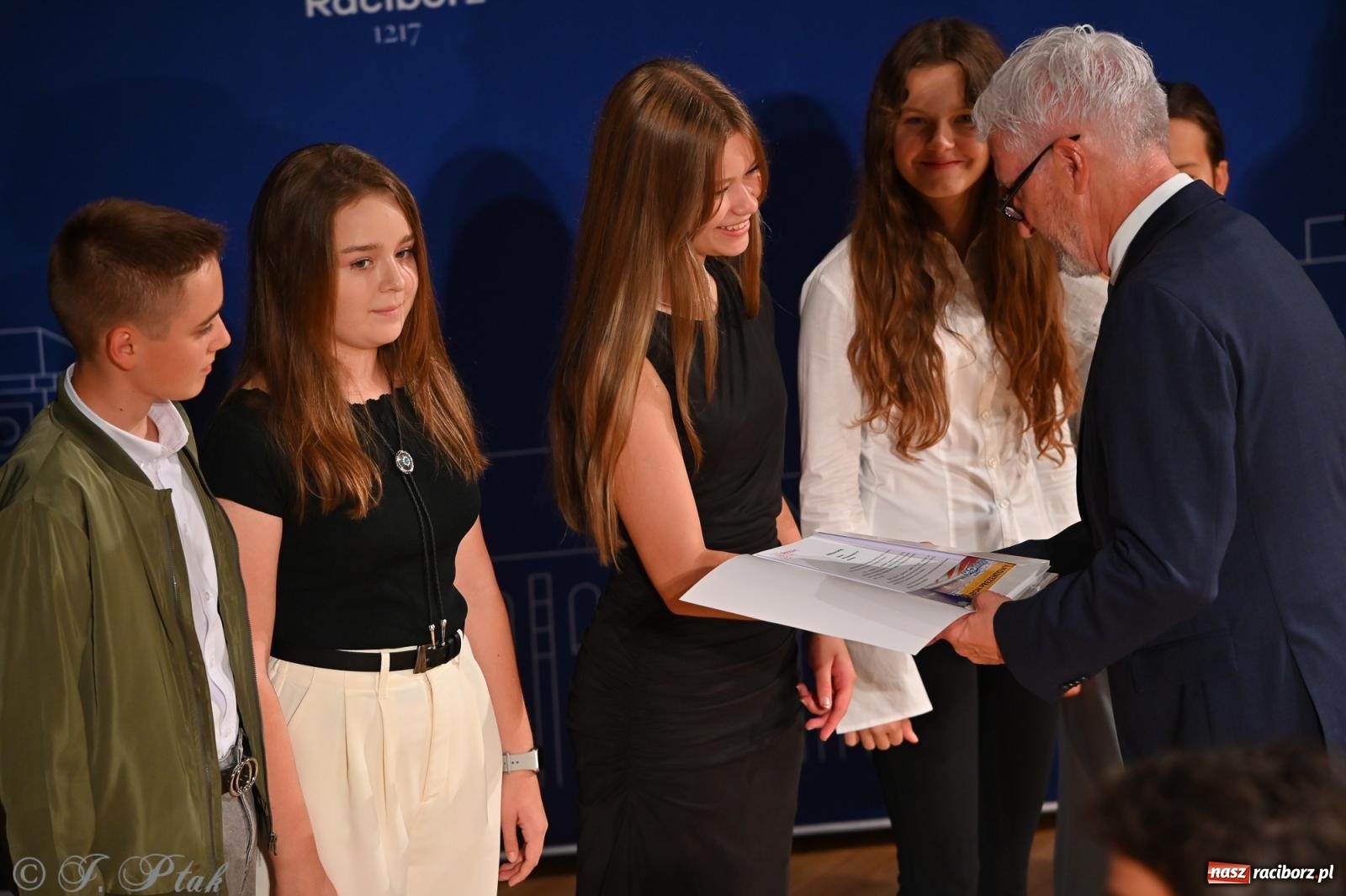 Zdjęcie w galerii na portalu naszraciborz.pl: Prymusi raciborskich szkół odebrali stypendia i gratulacje [FOTO] wiadomości z regionu