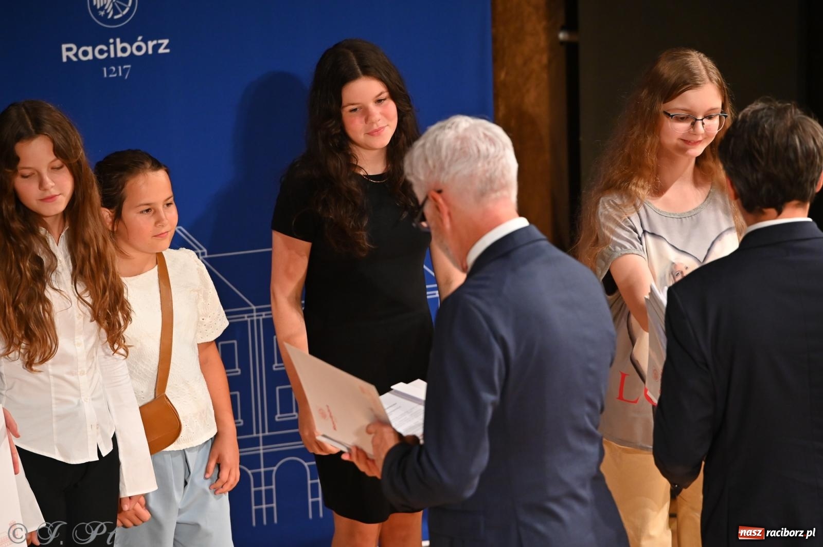 Zdjęcie w galerii na portalu naszraciborz.pl: Prymusi raciborskich szkół odebrali stypendia i gratulacje [FOTO] wiadomości z regionu