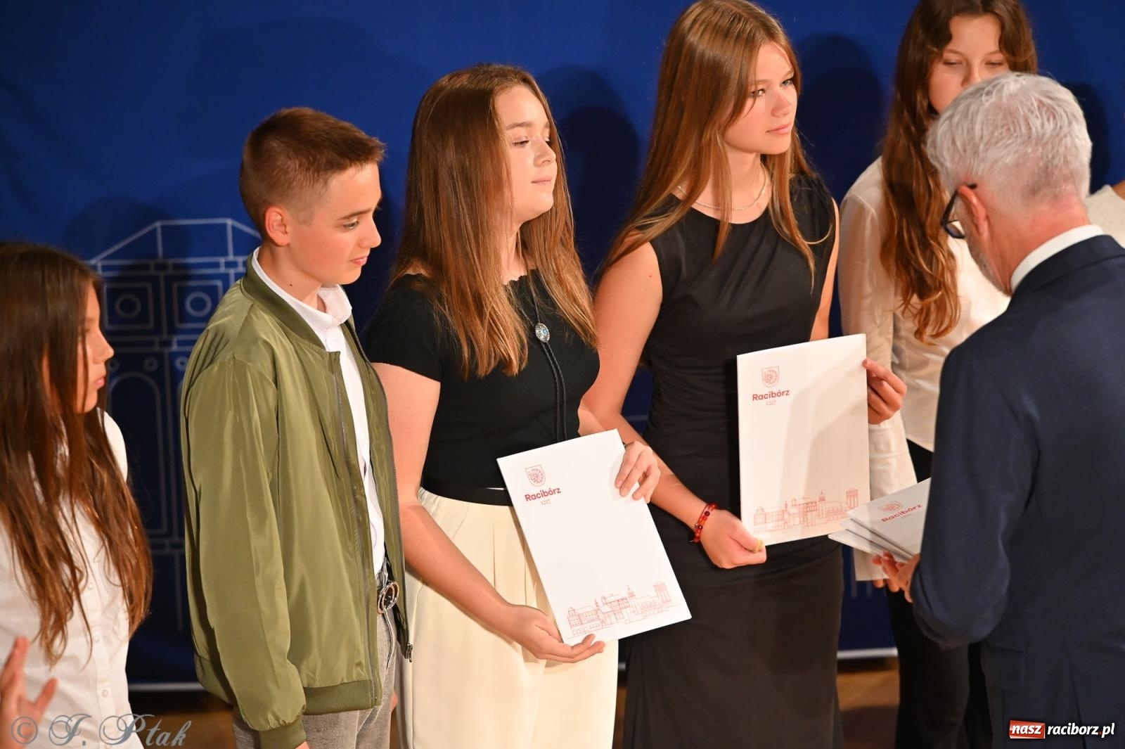 Zdjęcie w galerii na portalu naszraciborz.pl: Prymusi raciborskich szkół odebrali stypendia i gratulacje [FOTO] wiadomości z regionu