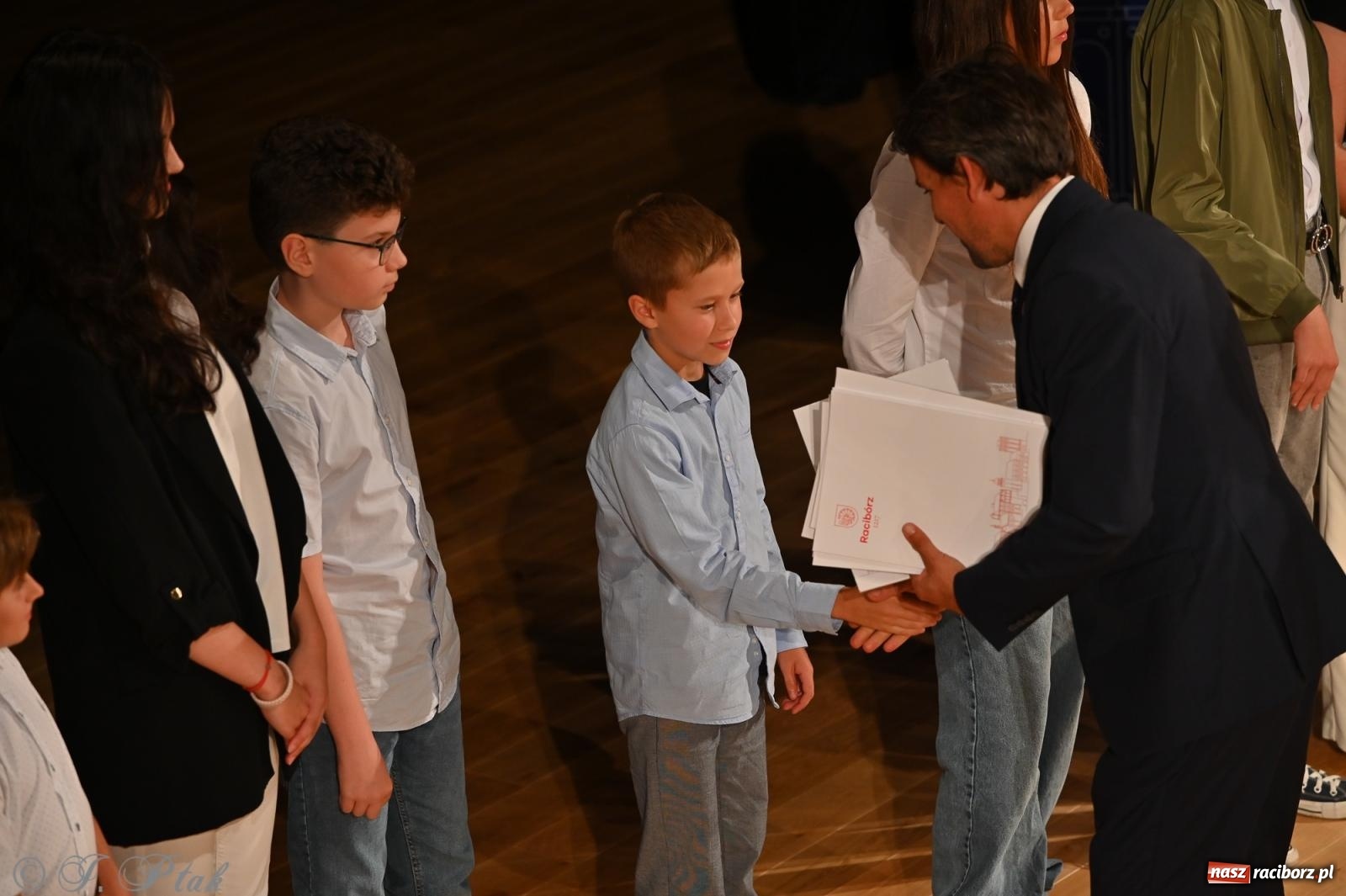 Zdjęcie w galerii na portalu naszraciborz.pl: Prymusi raciborskich szkół odebrali stypendia i gratulacje [FOTO] wiadomości z regionu