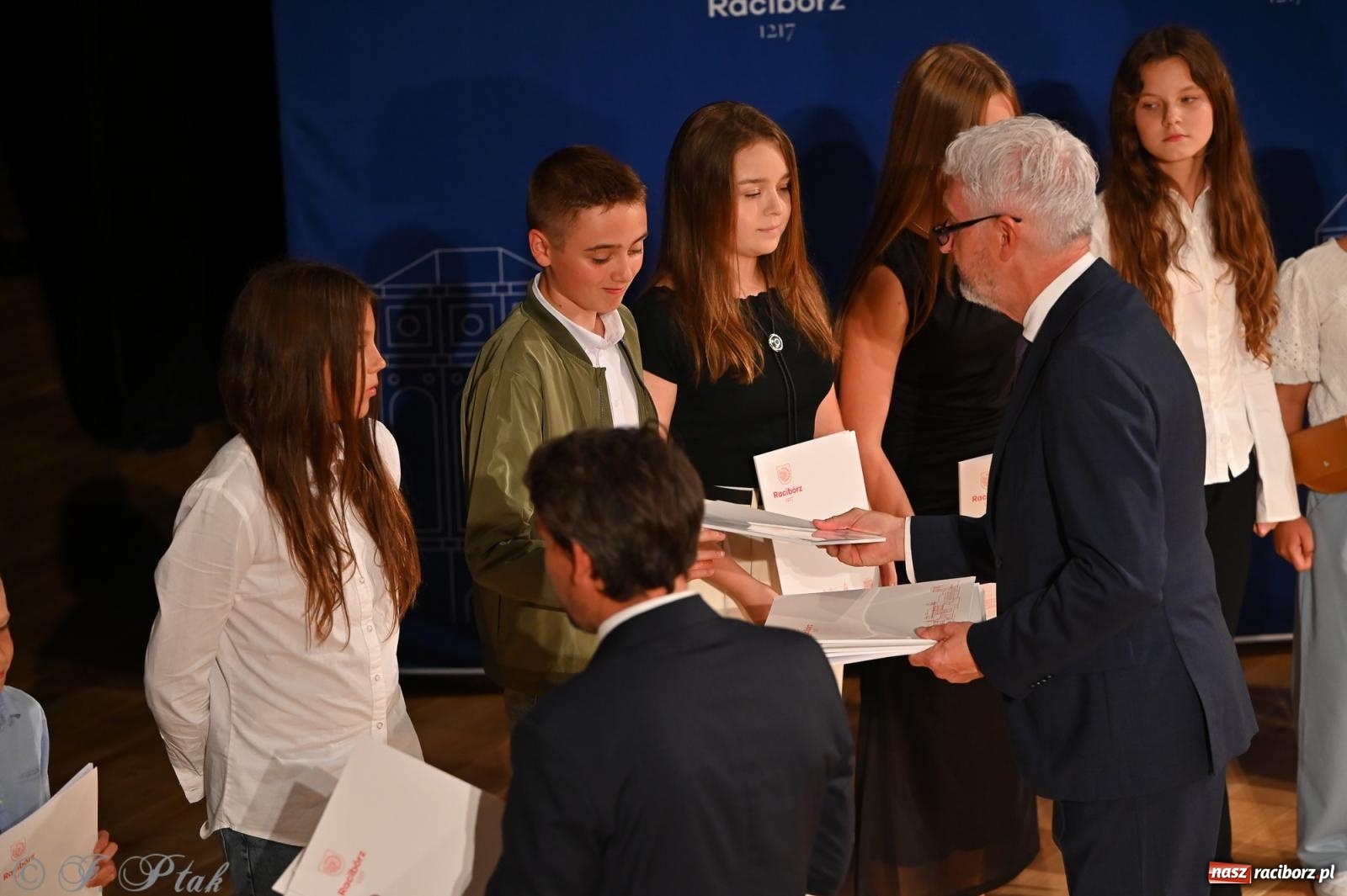 Zdjęcie w galerii na portalu naszraciborz.pl: Prymusi raciborskich szkół odebrali stypendia i gratulacje [FOTO] wiadomości z regionu