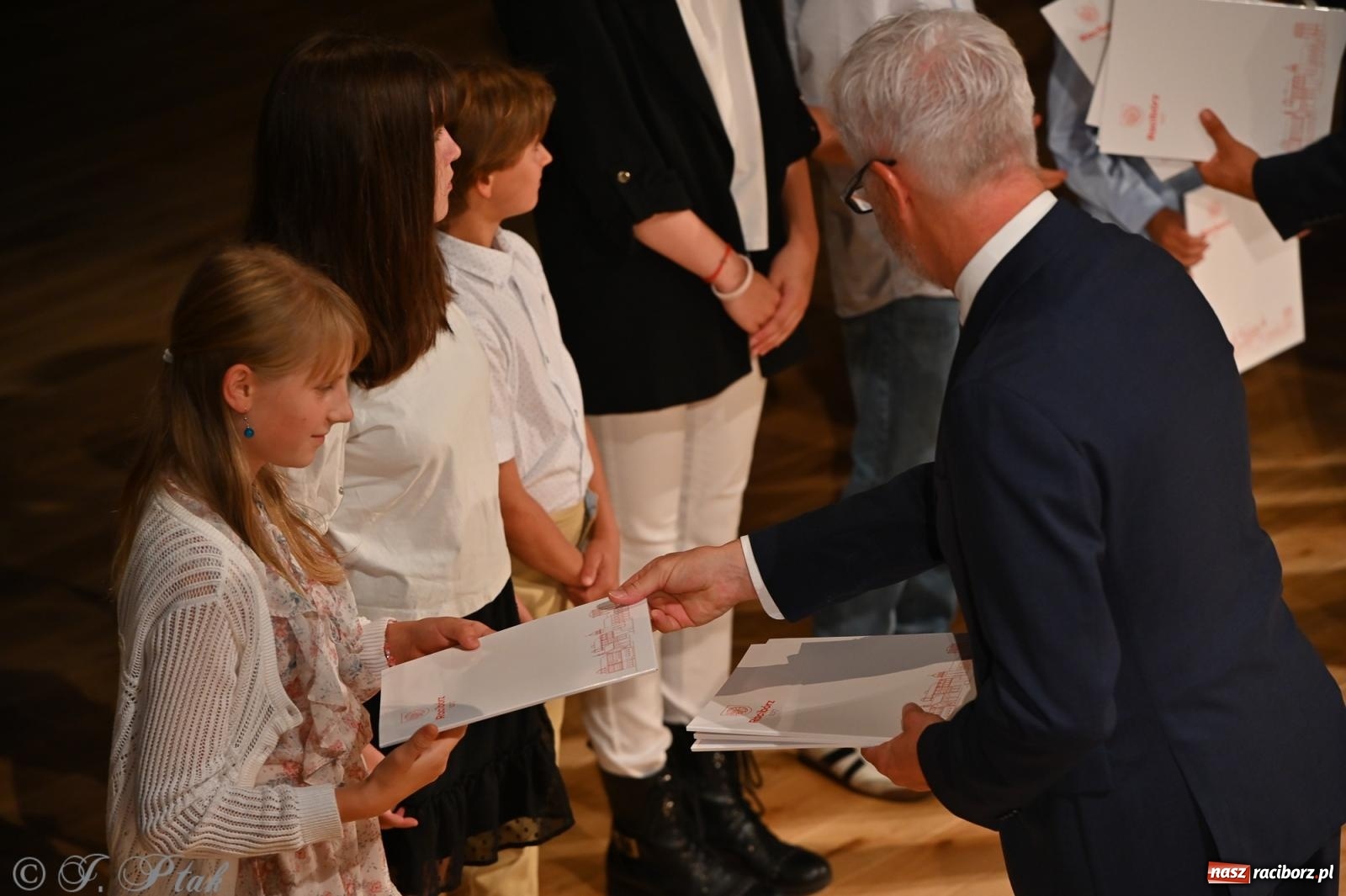 Zdjęcie w galerii na portalu naszraciborz.pl: Prymusi raciborskich szkół odebrali stypendia i gratulacje [FOTO] wiadomości z regionu