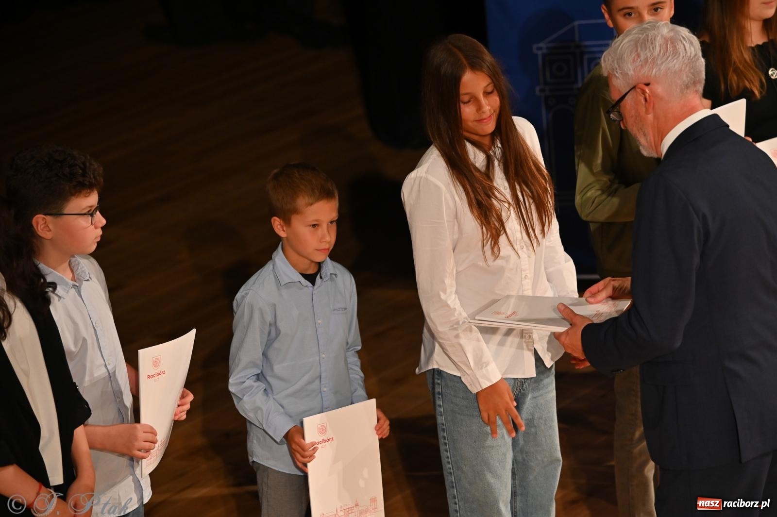 Zdjęcie w galerii na portalu naszraciborz.pl: Prymusi raciborskich szkół odebrali stypendia i gratulacje [FOTO] wiadomości z regionu