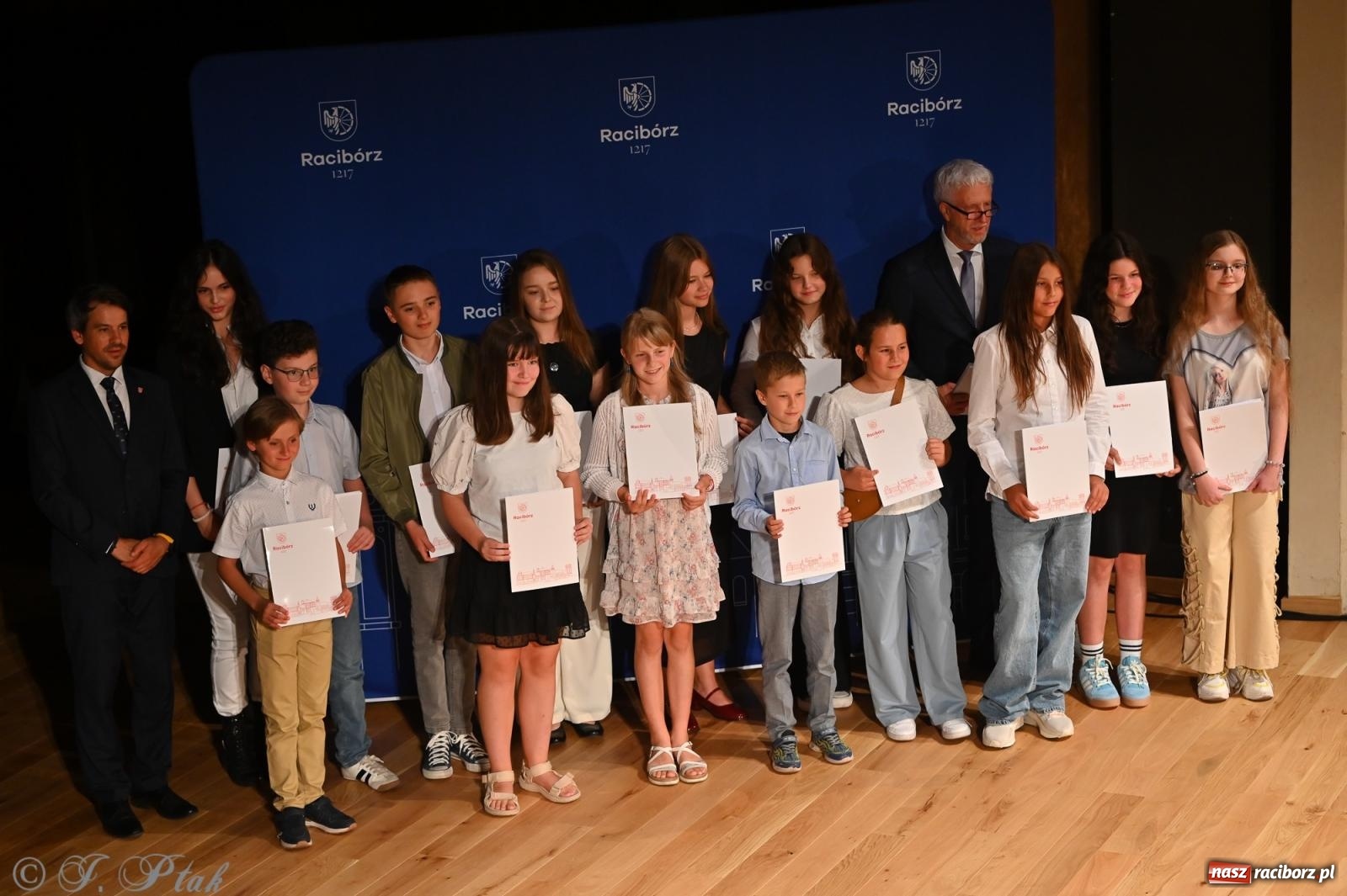 Zdjęcie w galerii na portalu naszraciborz.pl: Prymusi raciborskich szkół odebrali stypendia i gratulacje [FOTO] wiadomości z regionu