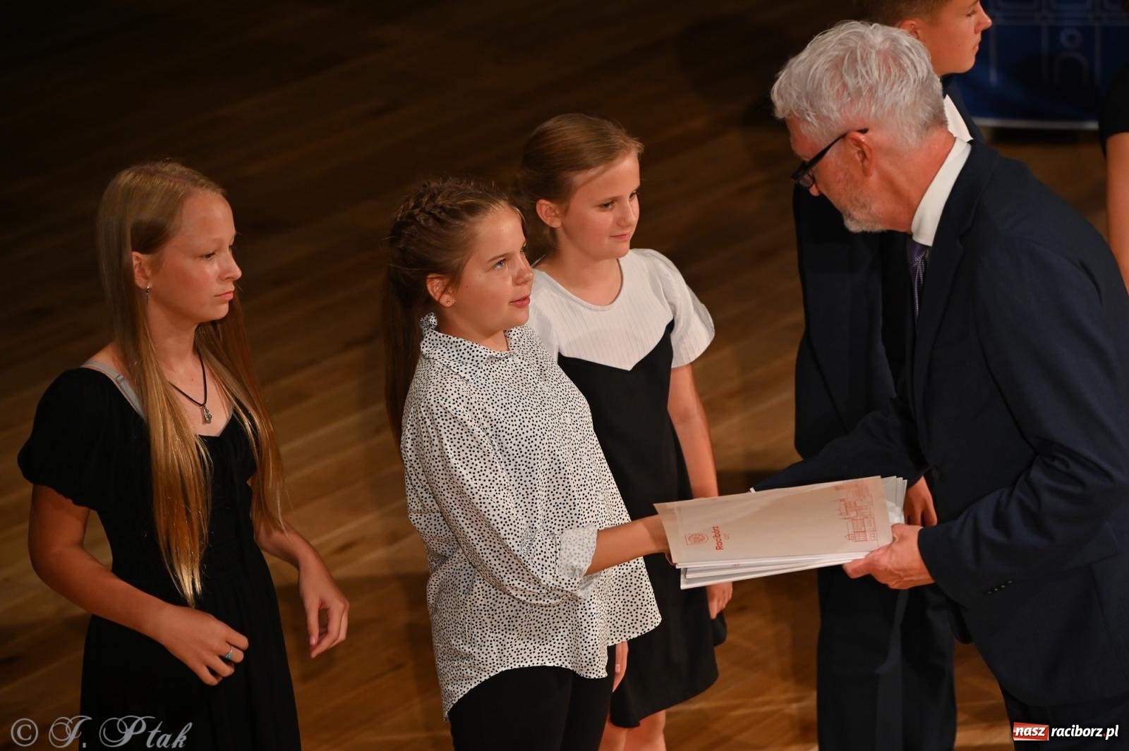 Zdjęcie w galerii na portalu naszraciborz.pl: Prymusi raciborskich szkół odebrali stypendia i gratulacje [FOTO] wiadomości z regionu