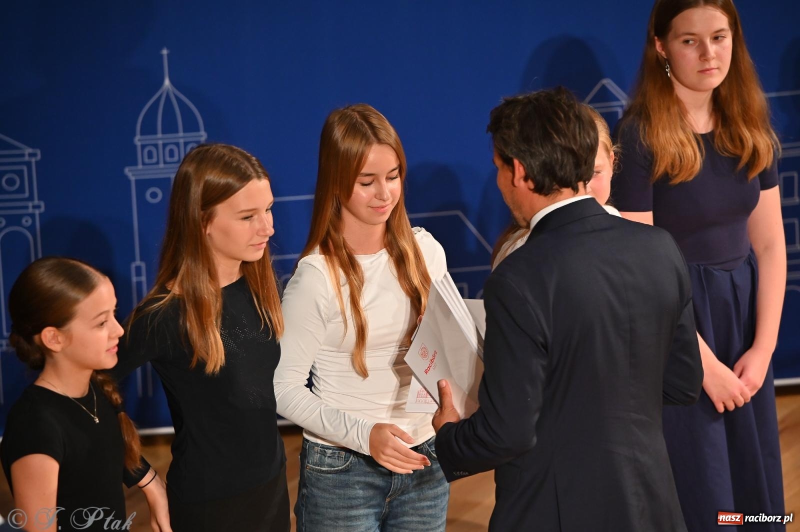 Zdjęcie w galerii na portalu naszraciborz.pl: Prymusi raciborskich szkół odebrali stypendia i gratulacje [FOTO] wiadomości z regionu