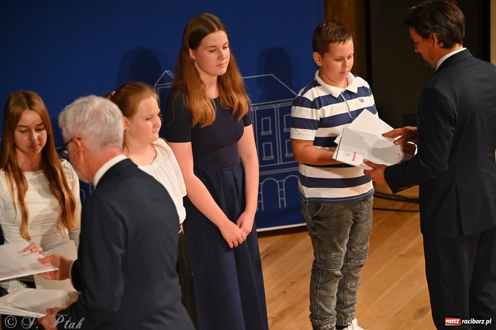 Zdjęcie w galerii na portalu naszraciborz.pl: Prymusi raciborskich szkół odebrali stypendia i gratulacje [FOTO] wiadomości z regionu