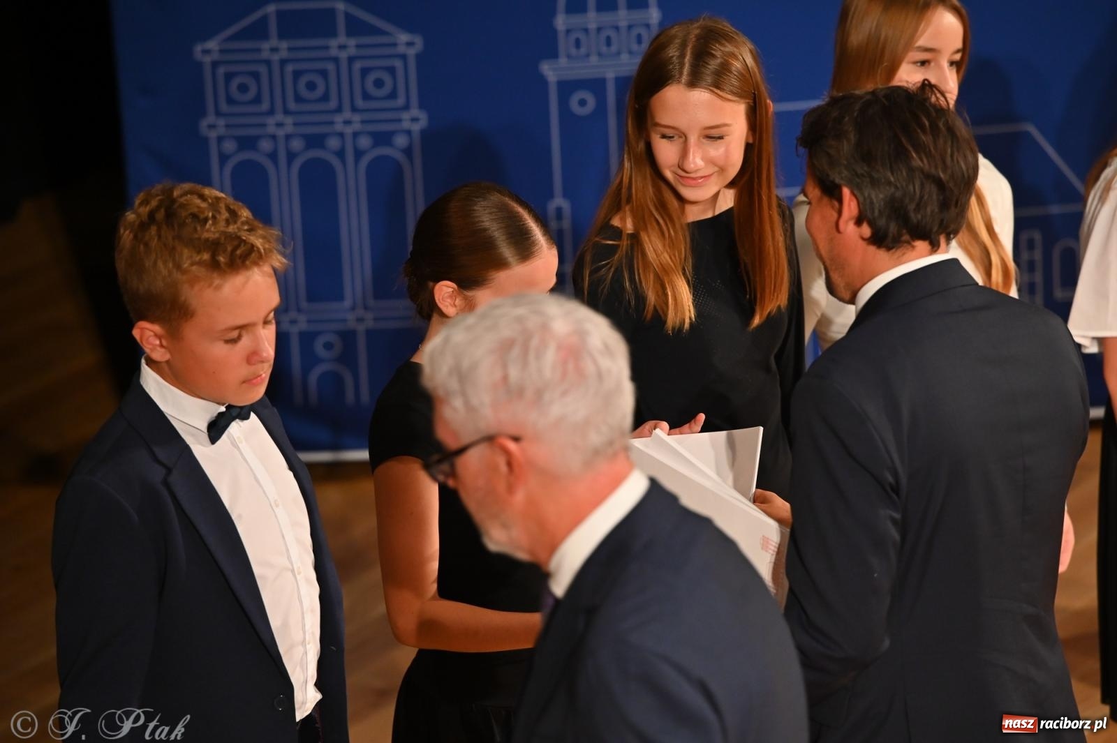 Zdjęcie w galerii na portalu naszraciborz.pl: Prymusi raciborskich szkół odebrali stypendia i gratulacje [FOTO] wiadomości z regionu