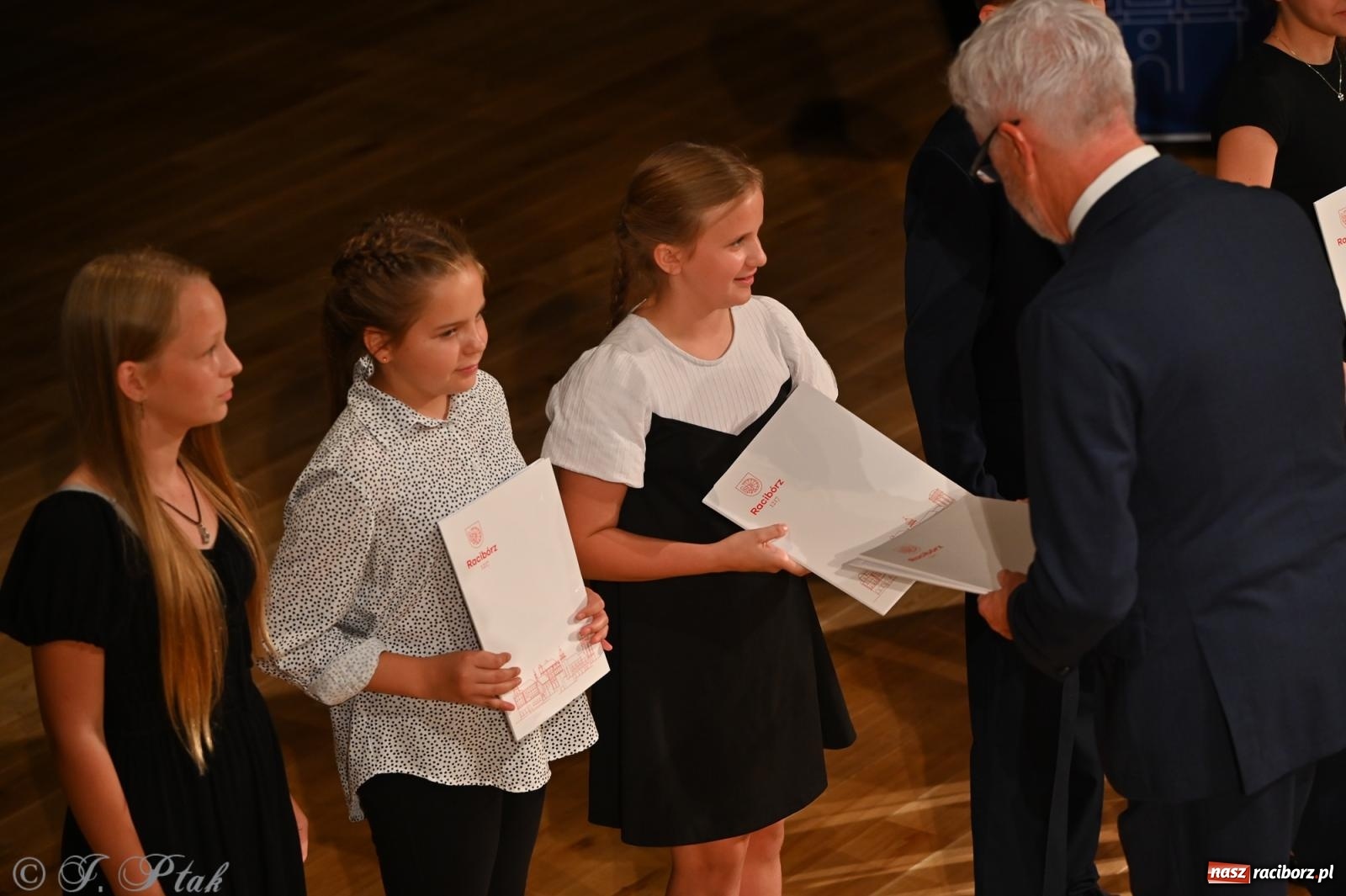 Zdjęcie w galerii na portalu naszraciborz.pl: Prymusi raciborskich szkół odebrali stypendia i gratulacje [FOTO] wiadomości z regionu