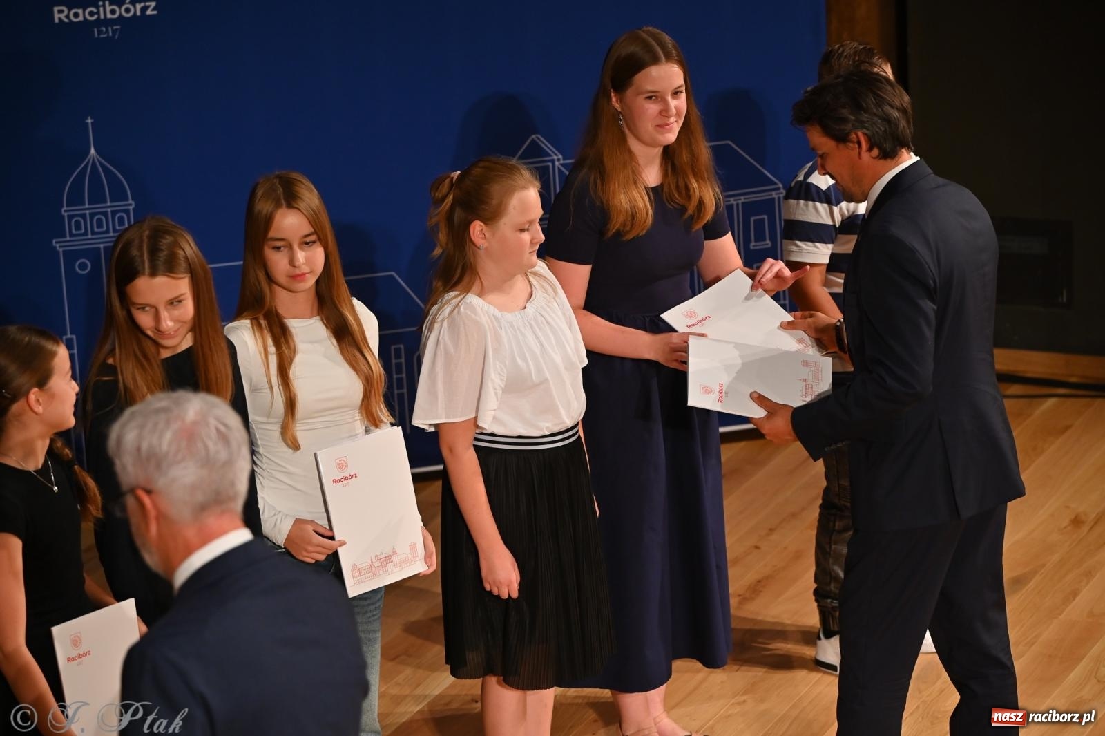 Zdjęcie w galerii na portalu naszraciborz.pl: Prymusi raciborskich szkół odebrali stypendia i gratulacje [FOTO] wiadomości z regionu