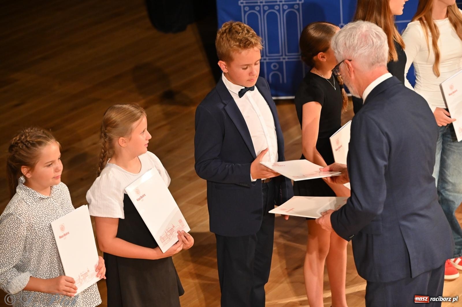 Zdjęcie w galerii na portalu naszraciborz.pl: Prymusi raciborskich szkół odebrali stypendia i gratulacje [FOTO] wiadomości z regionu