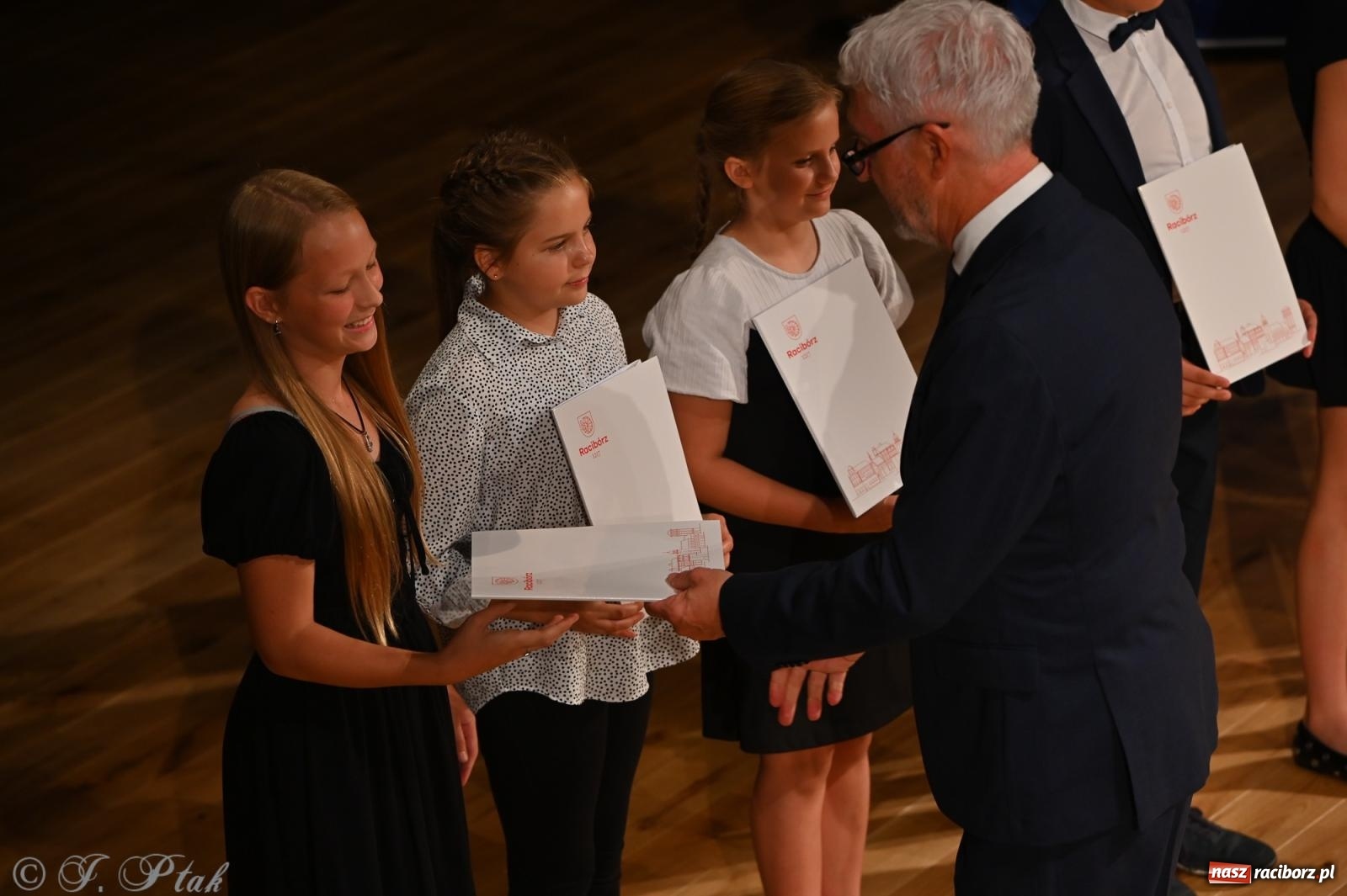 Zdjęcie w galerii na portalu naszraciborz.pl: Prymusi raciborskich szkół odebrali stypendia i gratulacje [FOTO] wiadomości z regionu