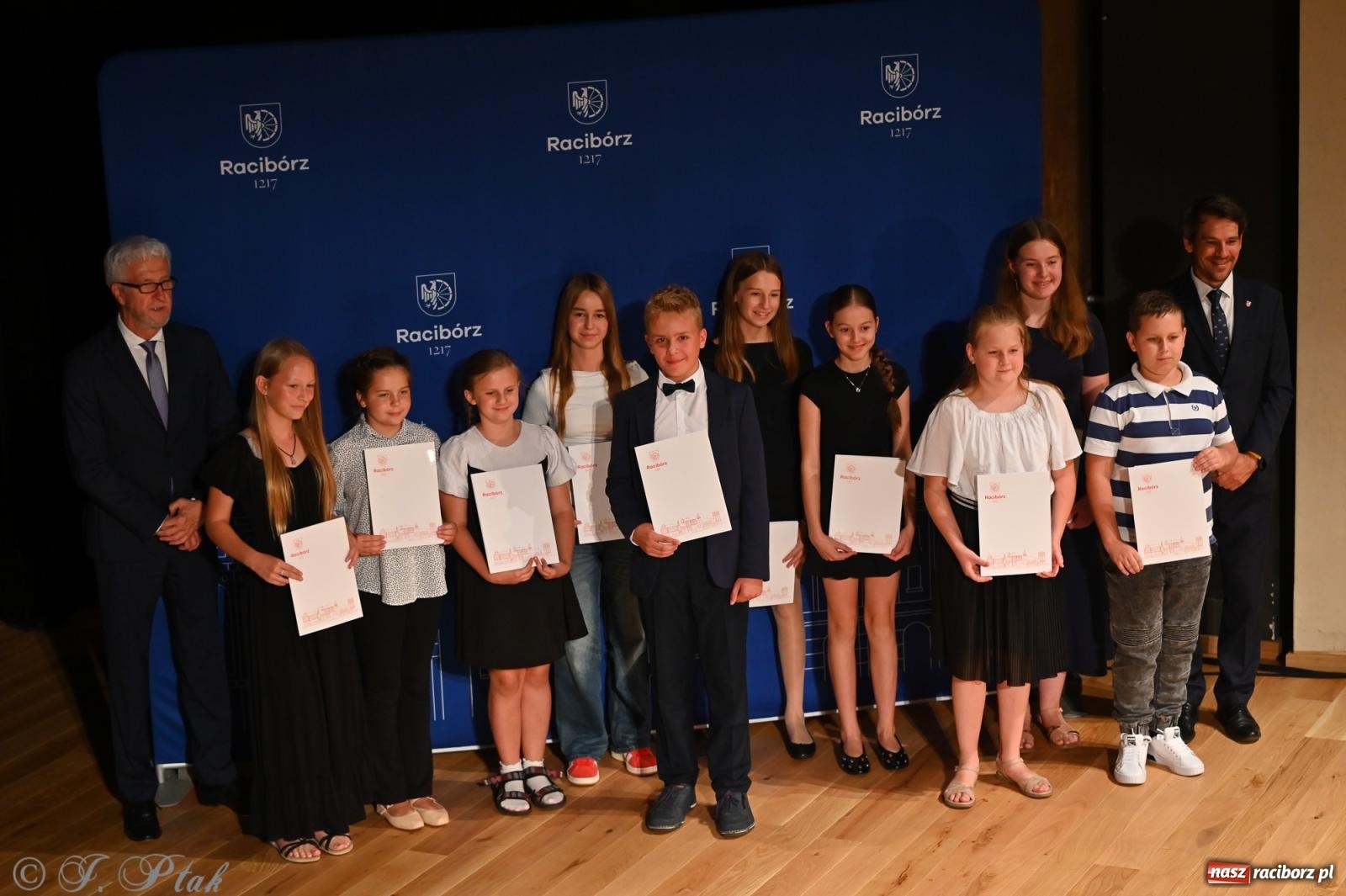 Zdjęcie w galerii na portalu naszraciborz.pl: Prymusi raciborskich szkół odebrali stypendia i gratulacje [FOTO] wiadomości z regionu