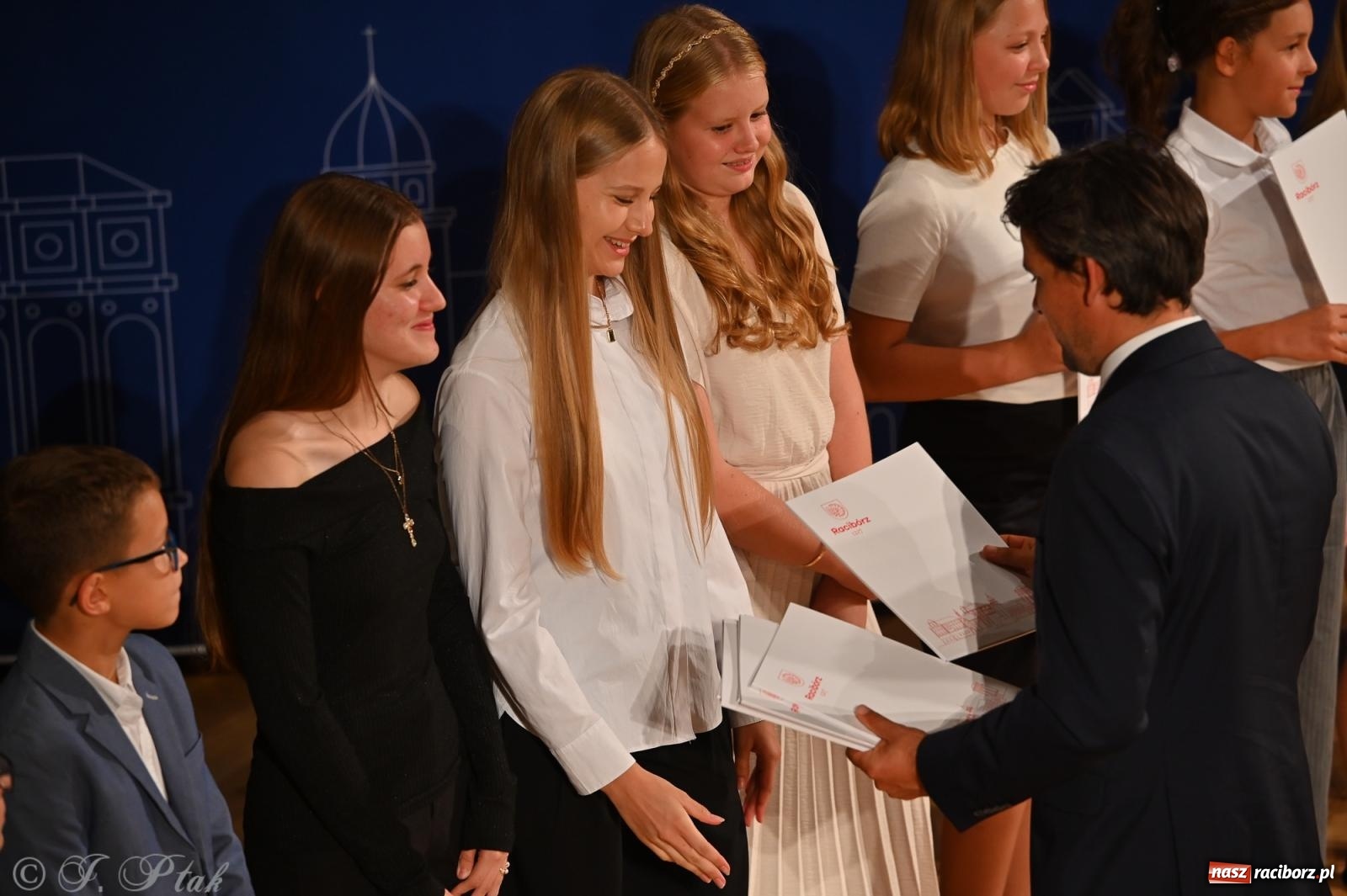 Zdjęcie w galerii na portalu naszraciborz.pl: Prymusi raciborskich szkół odebrali stypendia i gratulacje [FOTO] wiadomości z regionu