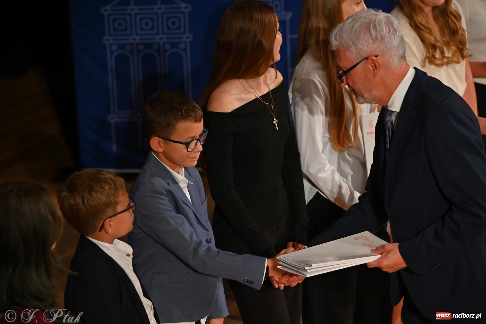 Zdjęcie w galerii na portalu naszraciborz.pl: Prymusi raciborskich szkół odebrali stypendia i gratulacje [FOTO] wiadomości z regionu