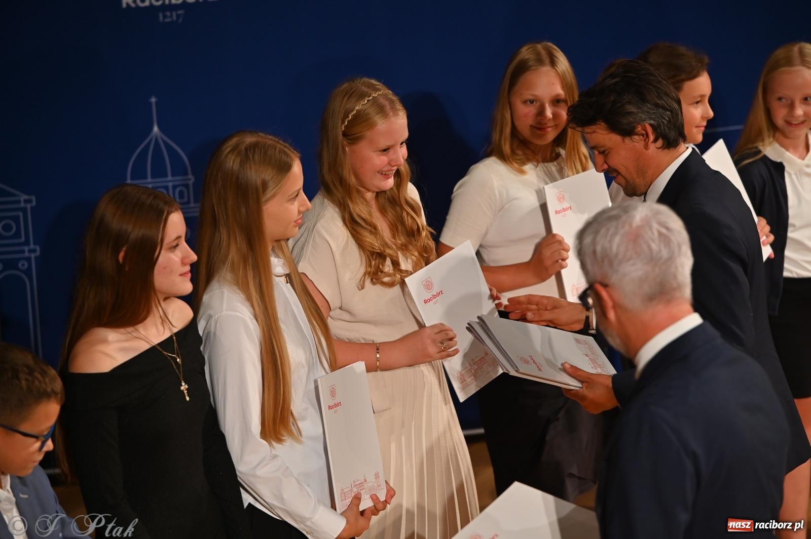 Zdjęcie w galerii na portalu naszraciborz.pl: Prymusi raciborskich szkół odebrali stypendia i gratulacje [FOTO] wiadomości z regionu