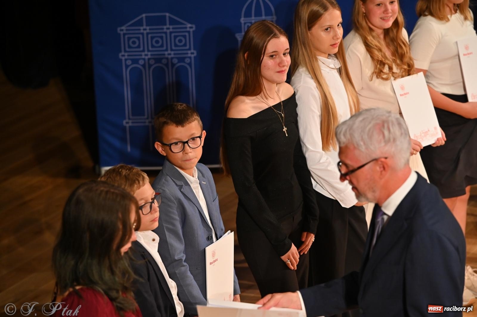 Zdjęcie w galerii na portalu naszraciborz.pl: Prymusi raciborskich szkół odebrali stypendia i gratulacje [FOTO] wiadomości z regionu